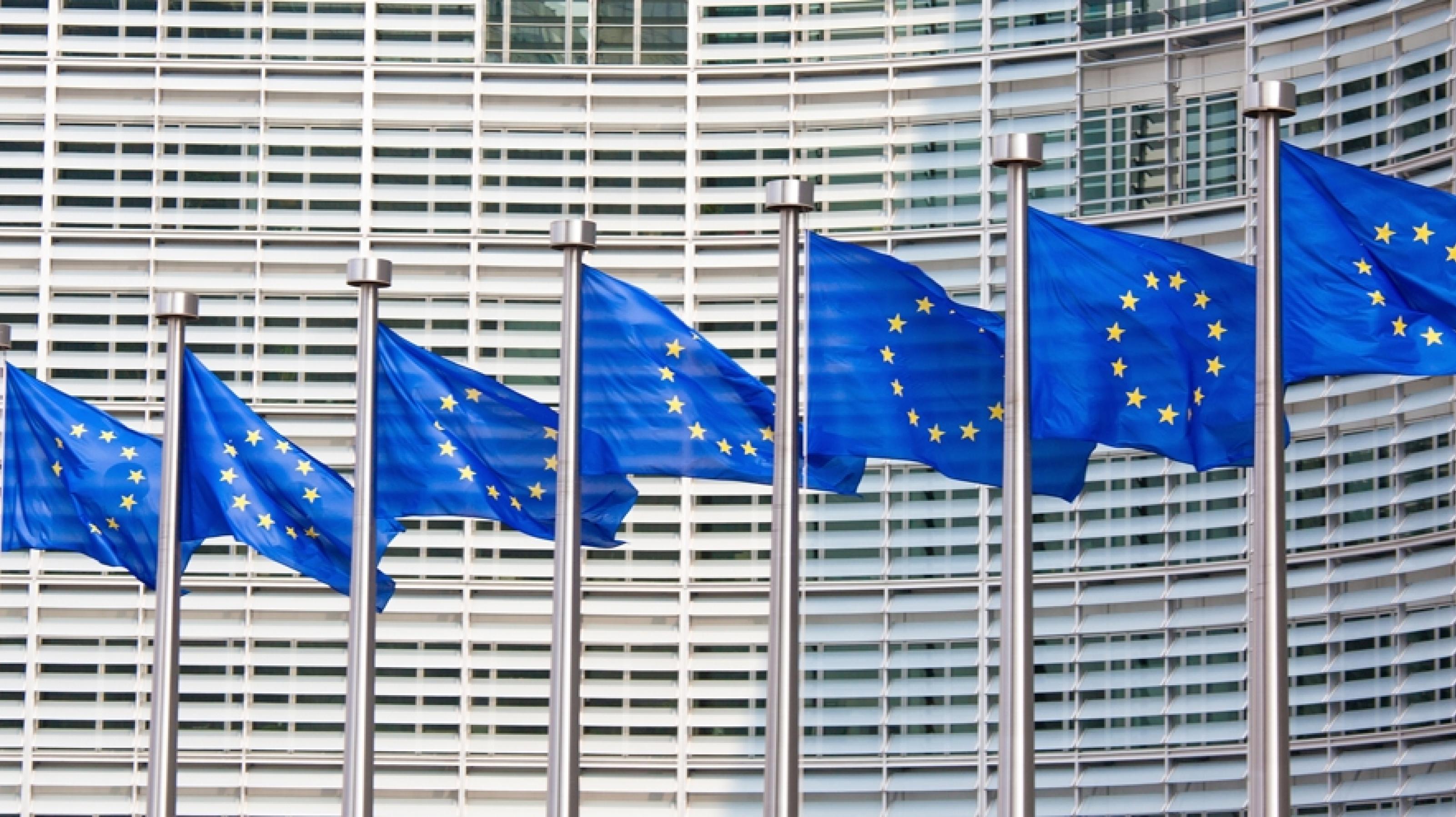 Die blauen Europaflaggen mit dem goldenen Sternenkranz wehen vor dem Gebäude der EU-Kommission in Brüssel.