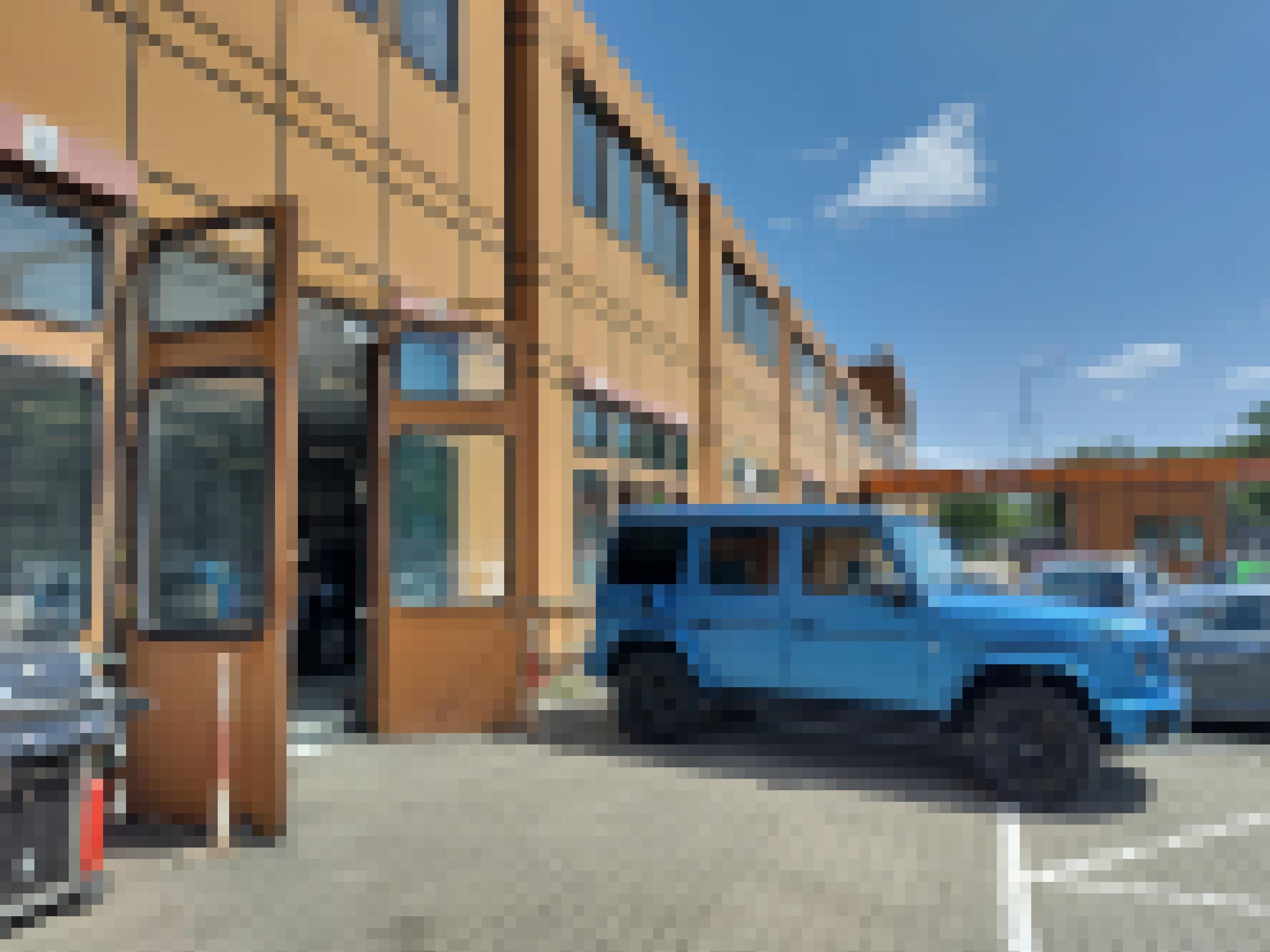 Ein Mercedes EQG steht vor den geöffneten Toren der EV Clinic und lädt Strom.