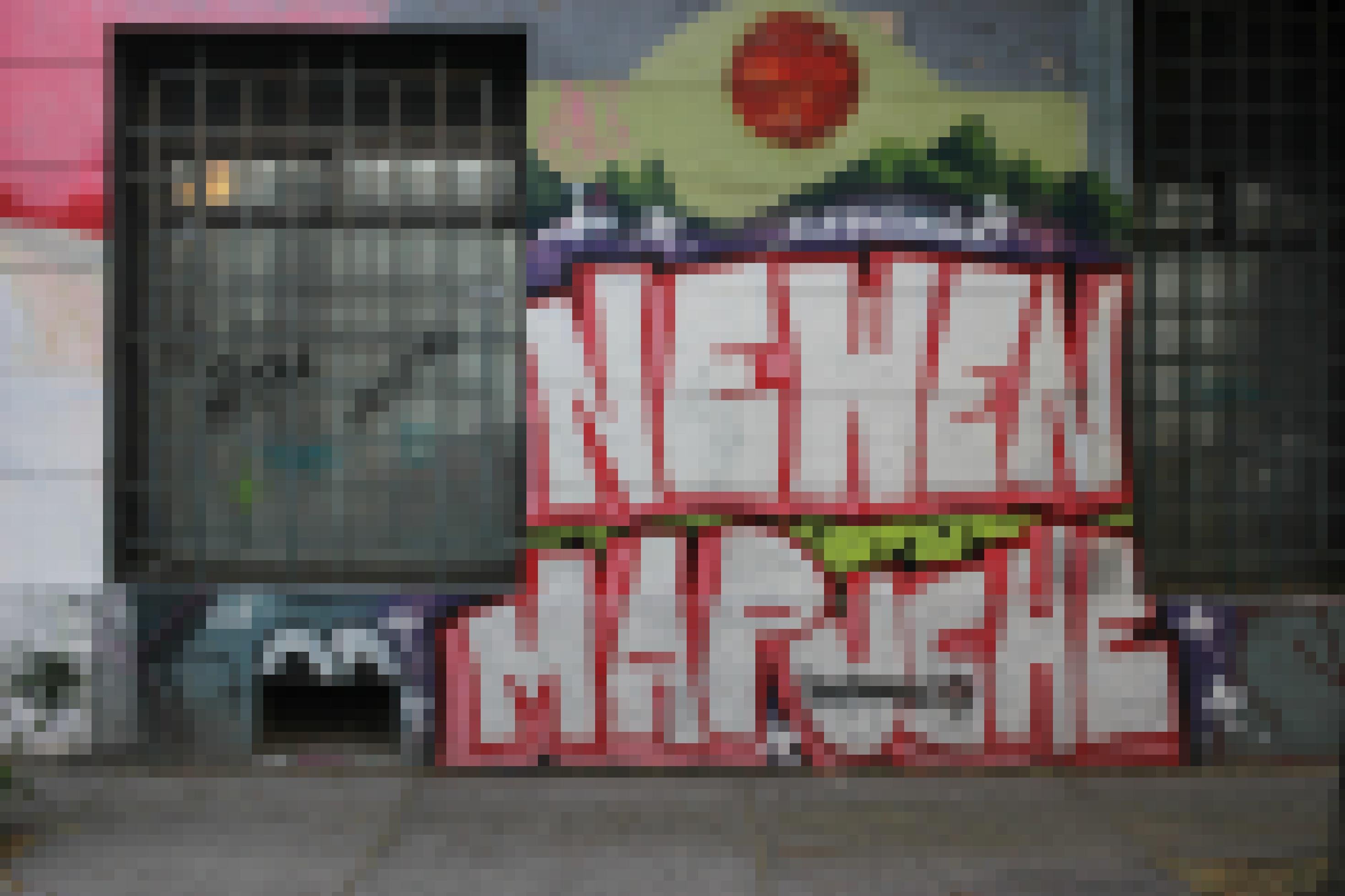 Ein Graffiti in den Straßen von Santiago de Chile: „Newen Mapuche“ was bedeutet Mapuche Energie