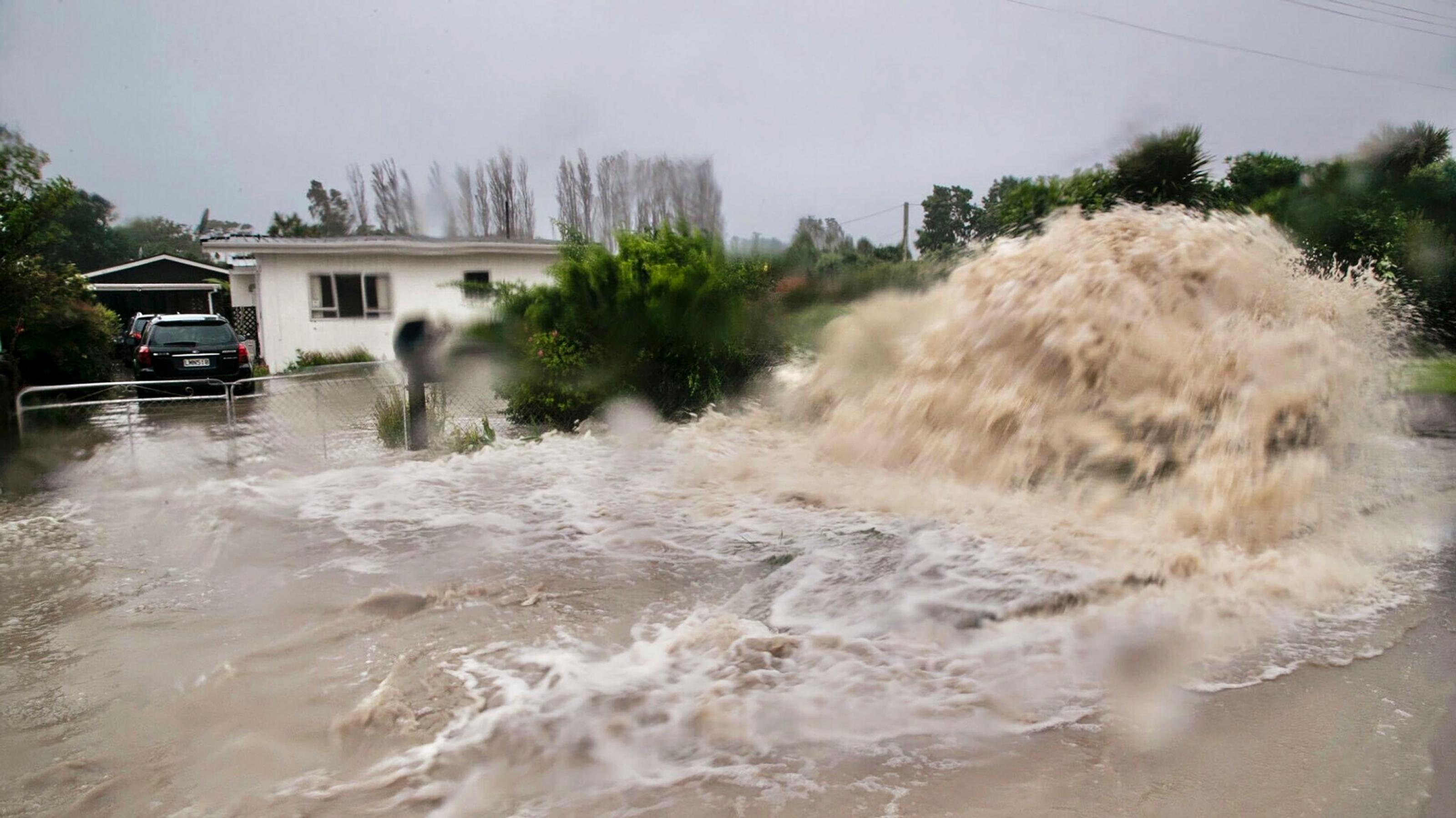 Riesige Wassermassen strömen in einer Straße zu einem Sturmabfluss in Te Awanga, das südöstlich von Auckland liegt. Die neuseeländische Regierung erklärte den Notstand für die gesamte Nordinsel des Landes.