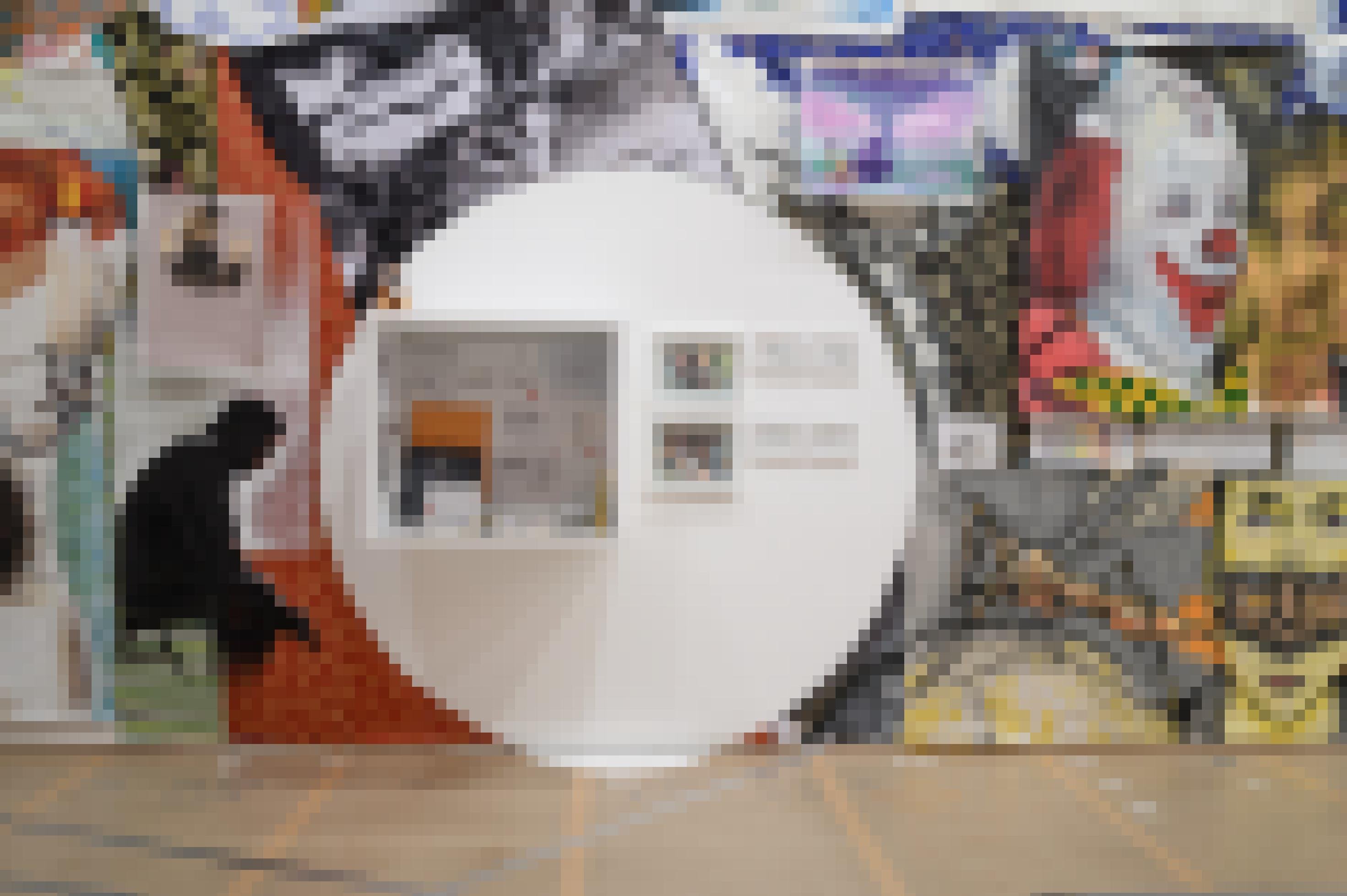 Ein weißer Kreis ist aus der bunten Wand wie ausgeschnitten. Darin werden Artefakte und Memorabilia vom Szenenbild für die Fabelmans gezeigt. Zeichnungen, eine Kaffeetasse, Fotos, Rehcnungen.