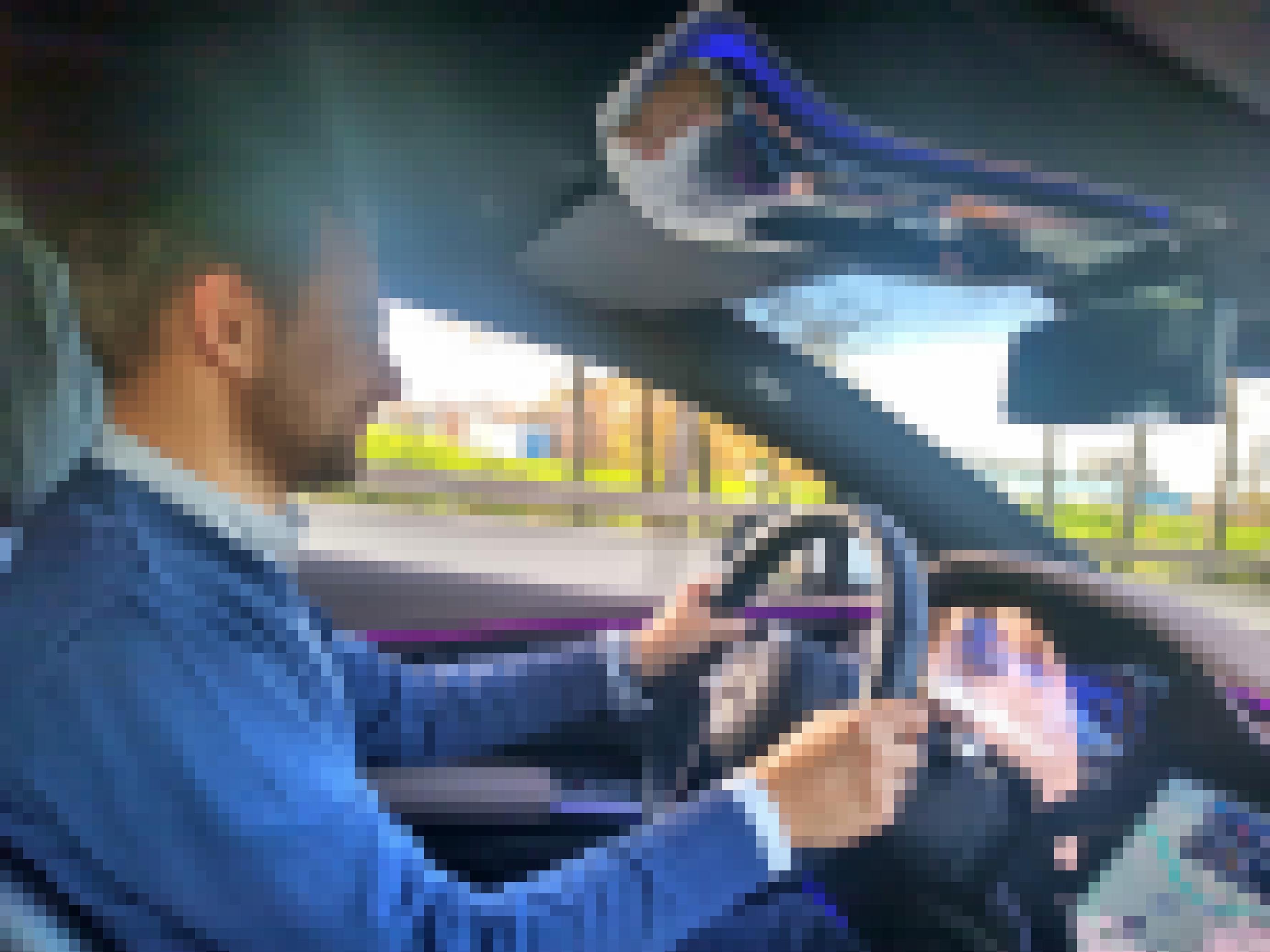 Testfahrer Steve Przybilla sitzt am Steuer des Mercedes EQS