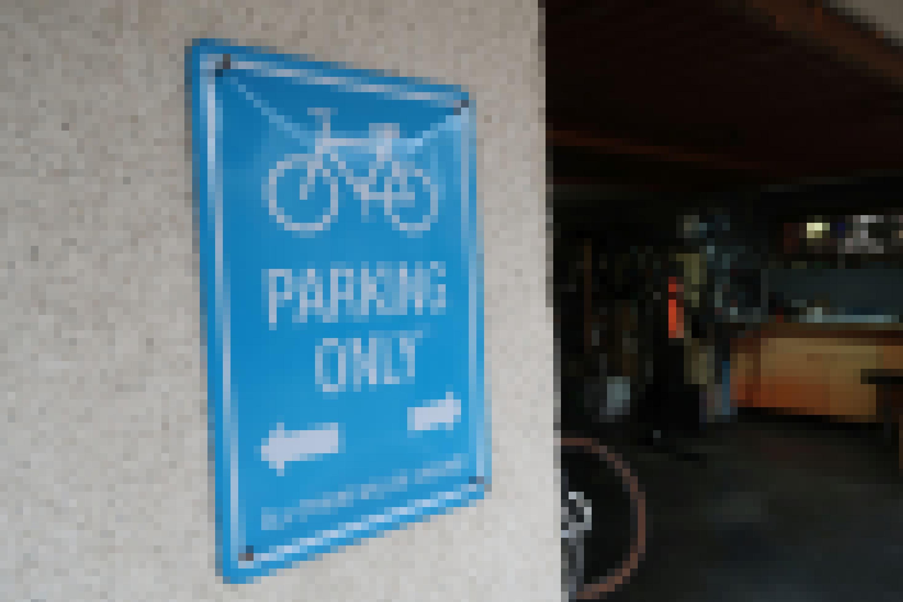 Ein Schild weist auf Fahrradparklätze hin.