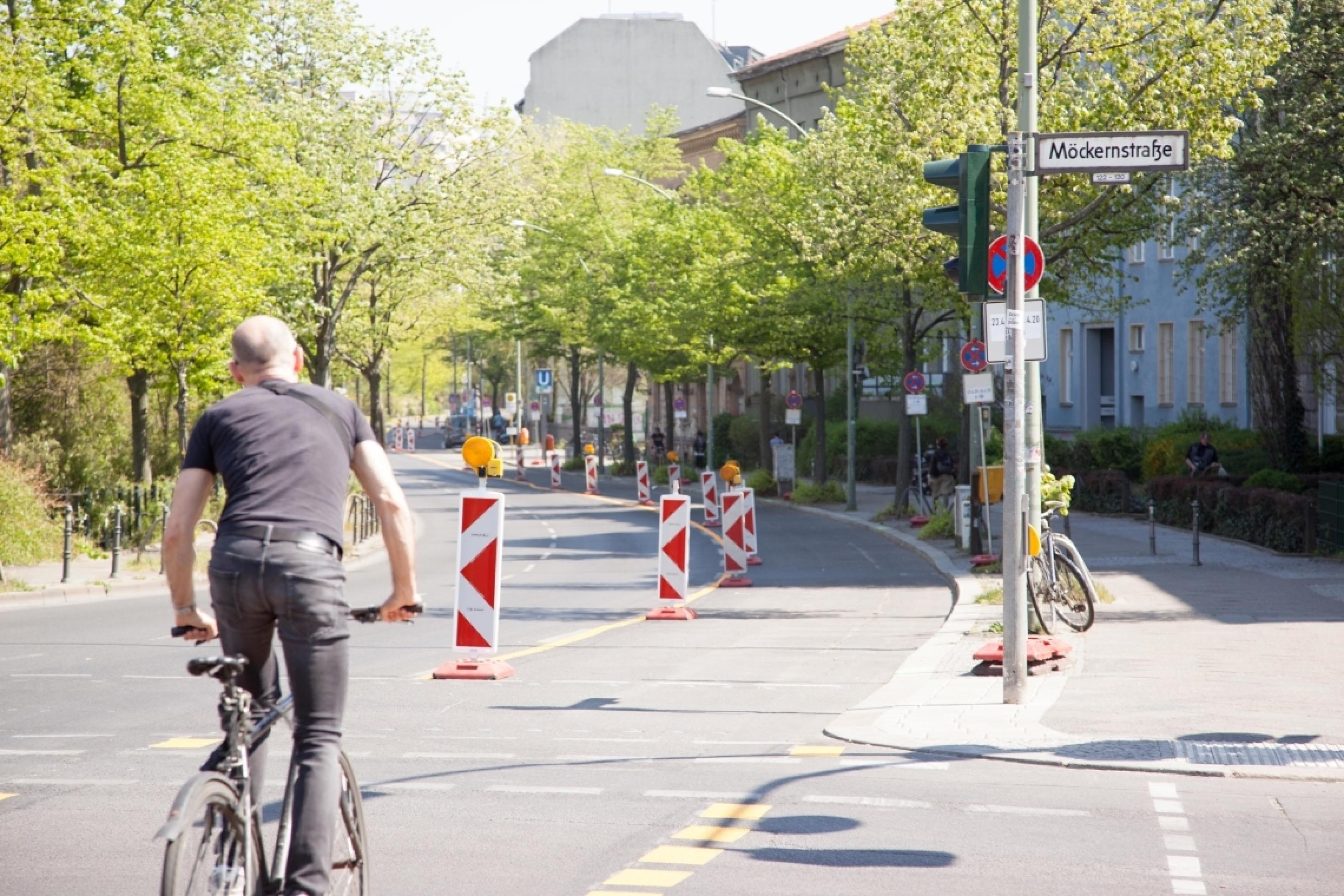 Ein Teil einer Autostraße in Berlin wird durch Pylone abgetrennt und zu einem Radweg umgewidmet.