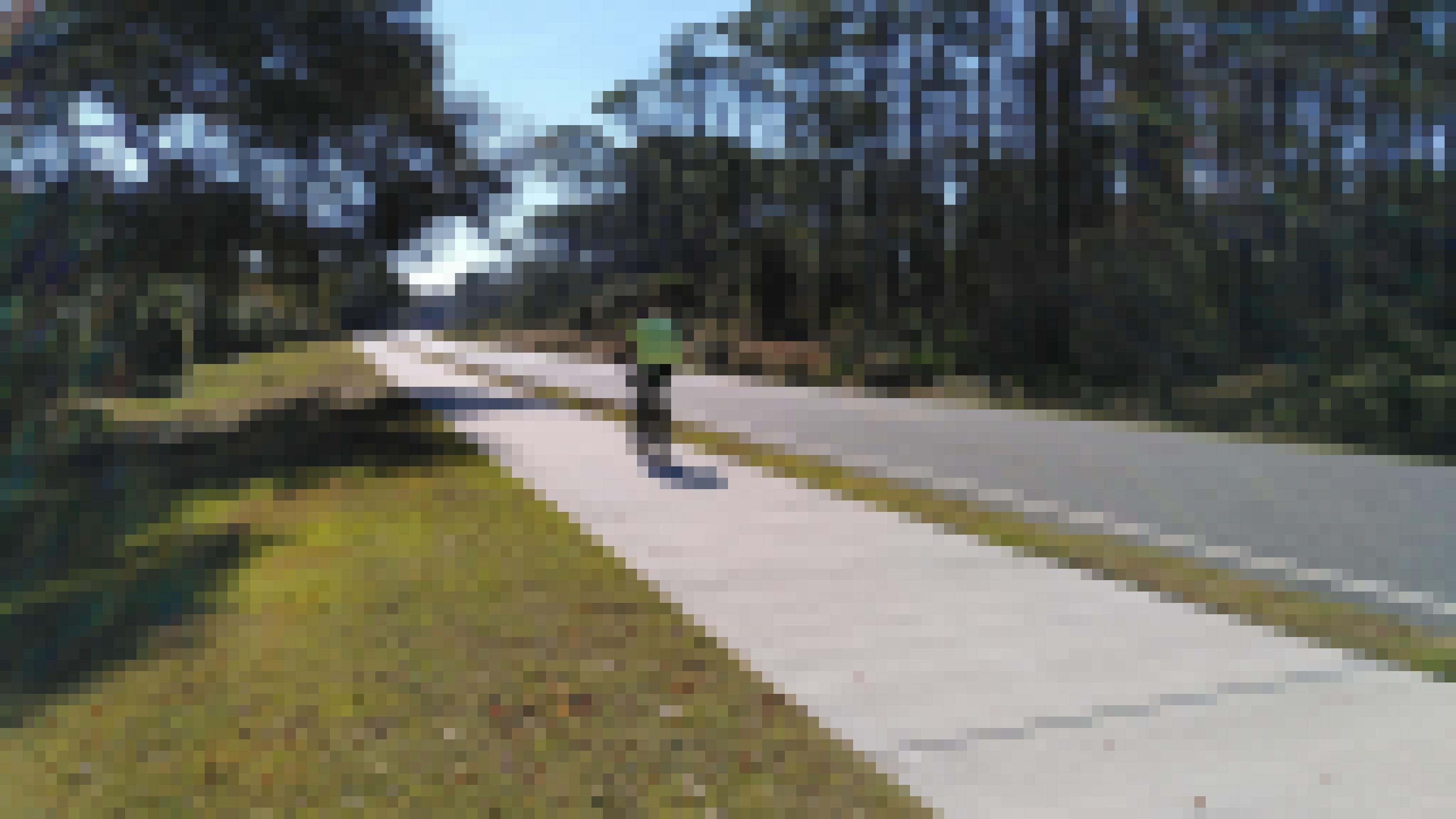 Ein Radfahrer fährt über einen Radweg.