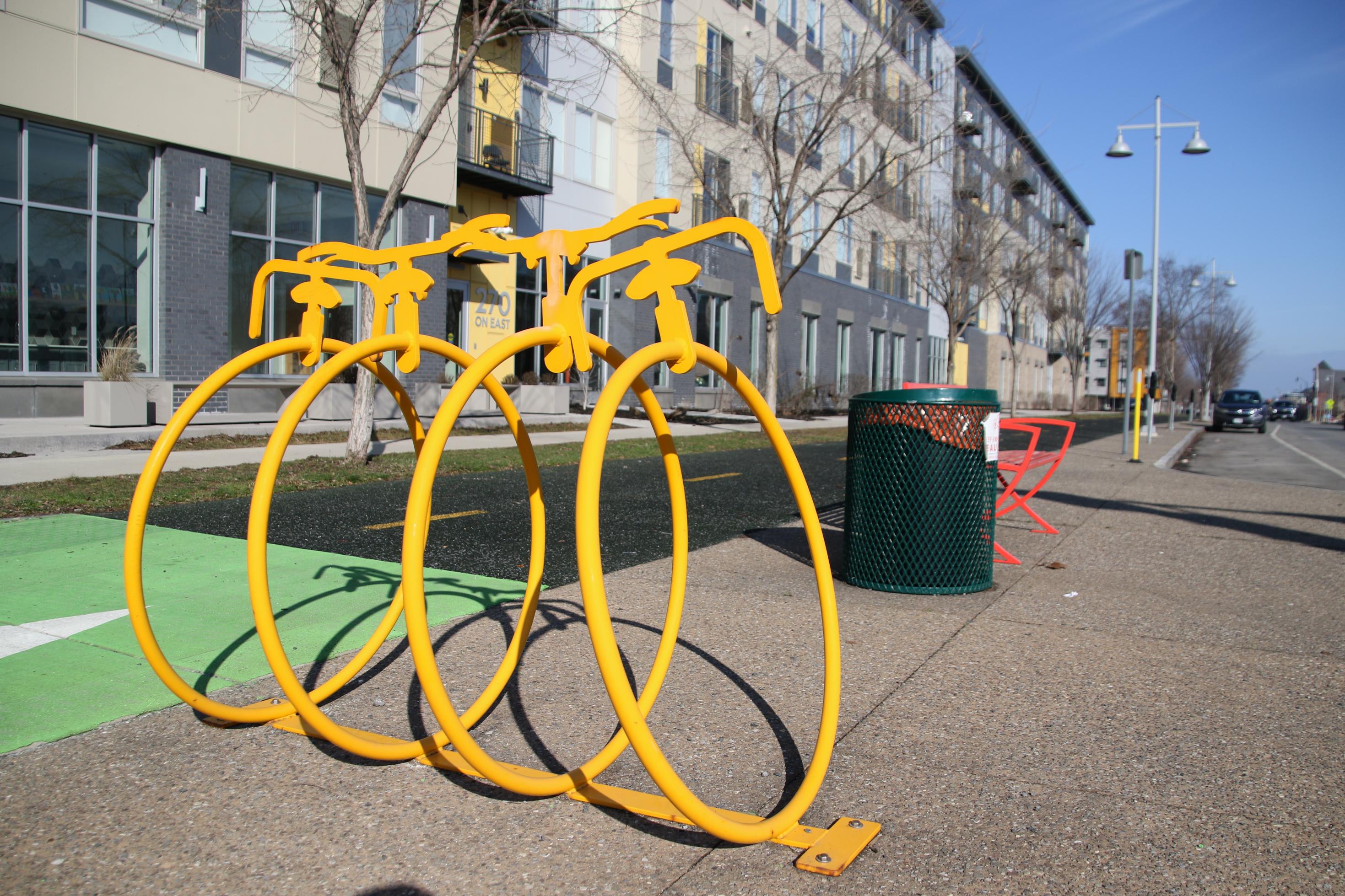 Eine Fahrradskulptur steht neben einem Radweg