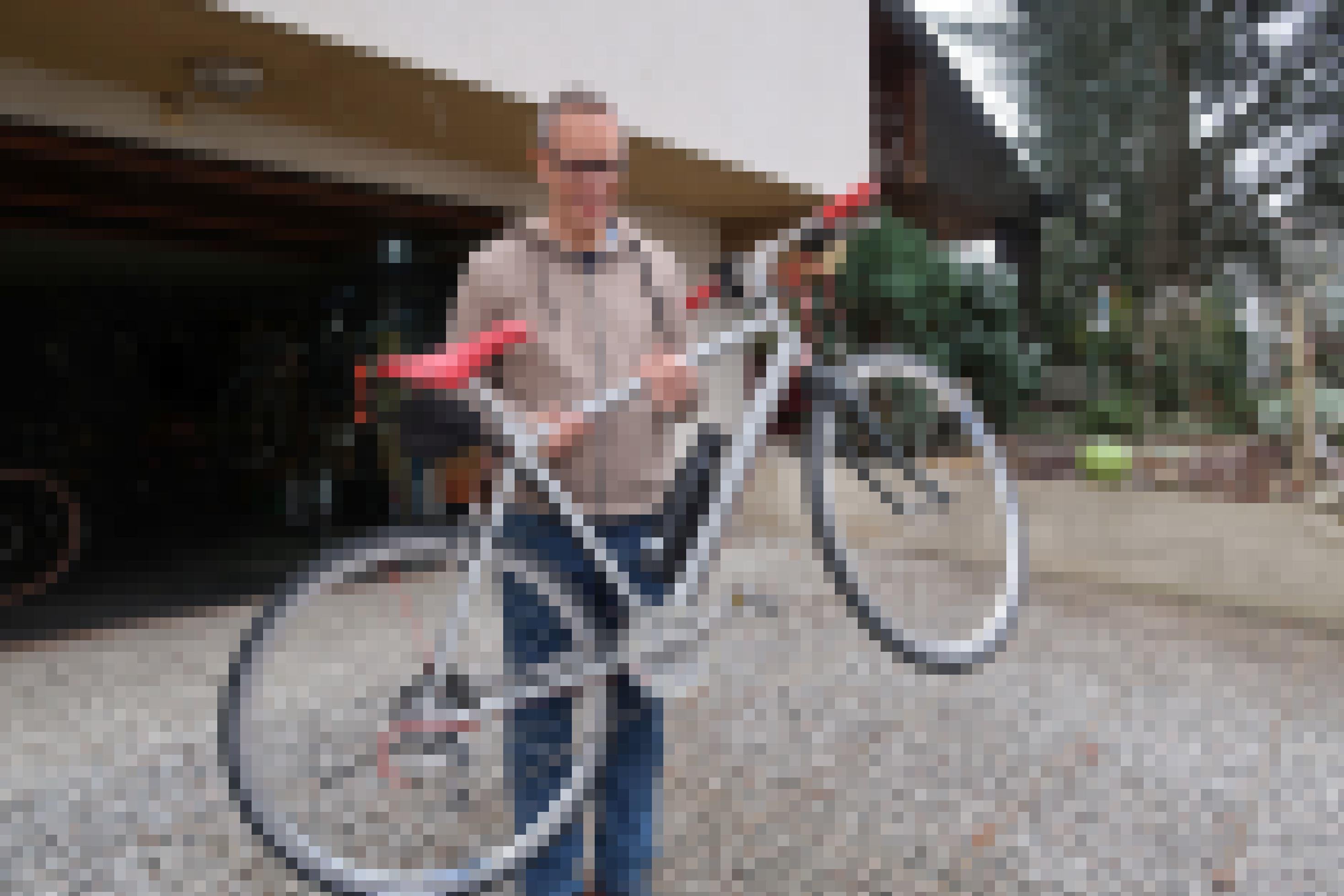 Hans Leitgeb hält ein Fahrrad in die Kamera