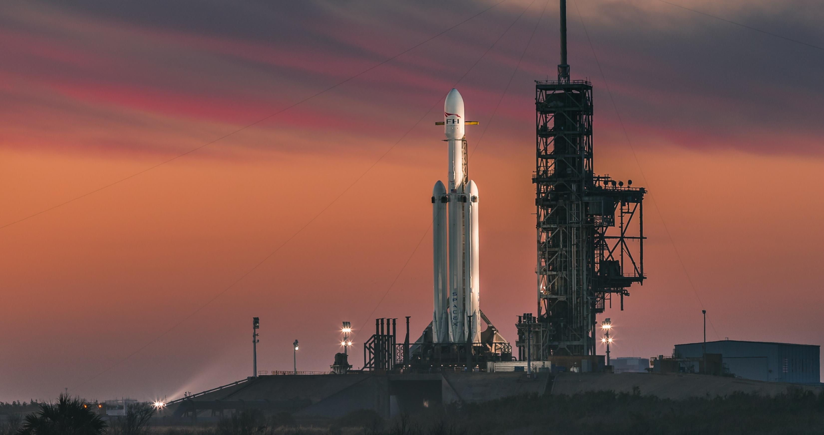 Rakete Falcon Heavy auf dem Startplatz