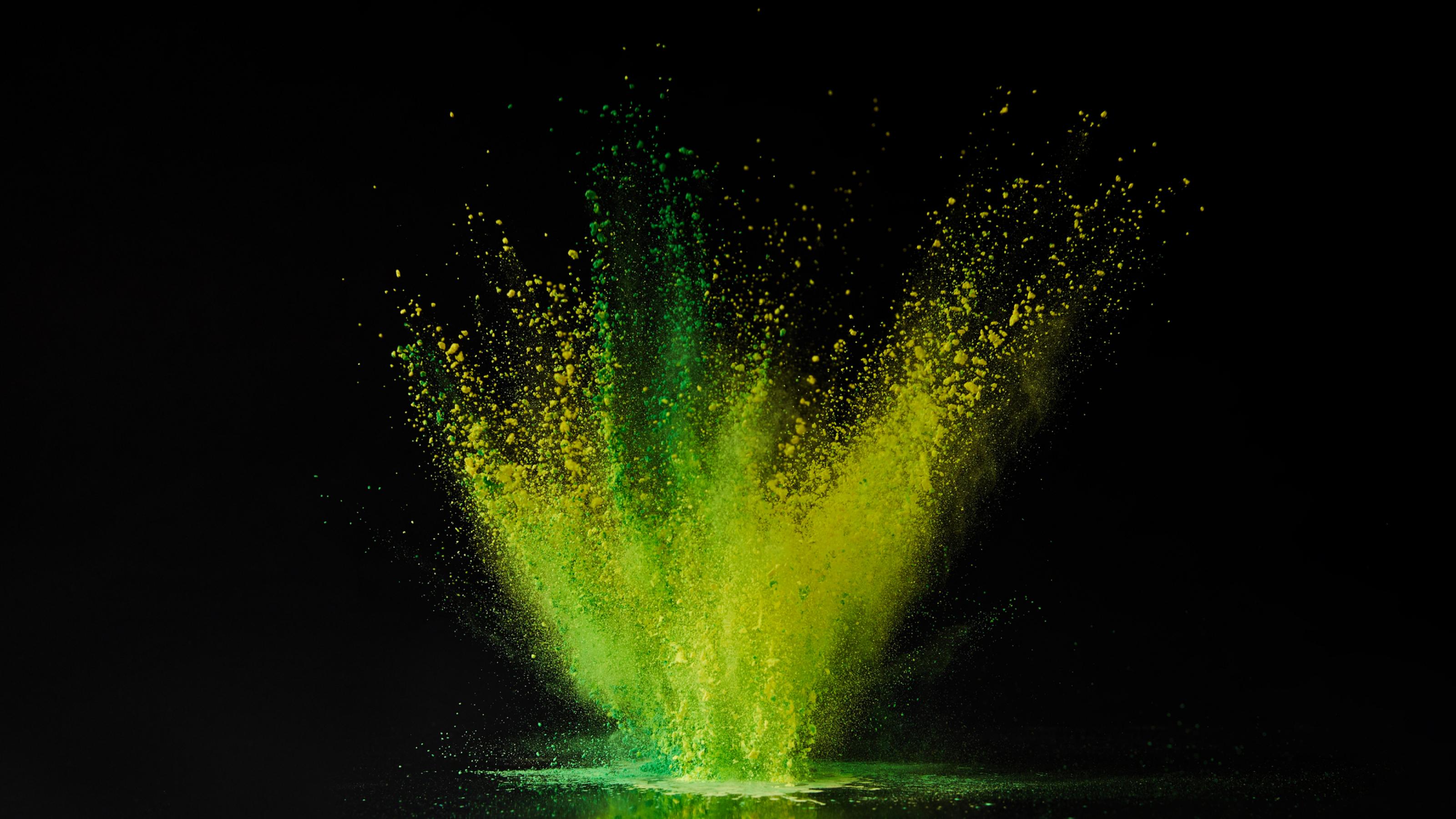 Fotomontage einer Wasseroberfläche, aus der grüne und gelbe Tropfen emporschießen