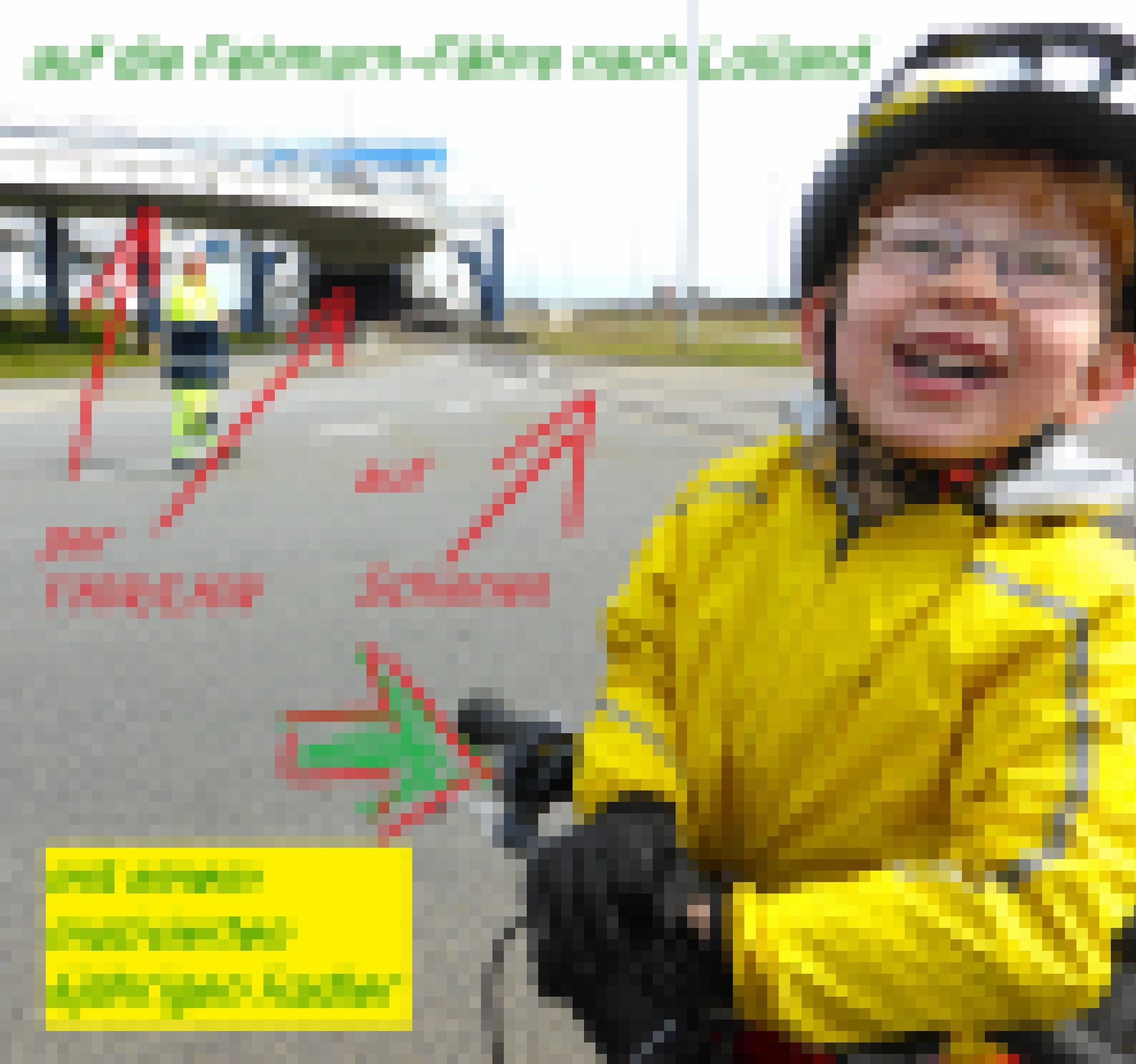 In den im Hintergrund schwarz sichtbaren Fährbauch führen Straßen und ein Schienenstrang. Daneben steht ein sechsjähriger Junge mit seinem Fahrrad, der in freudiger Erwartung der Überfahrt in die Kamera lacht.