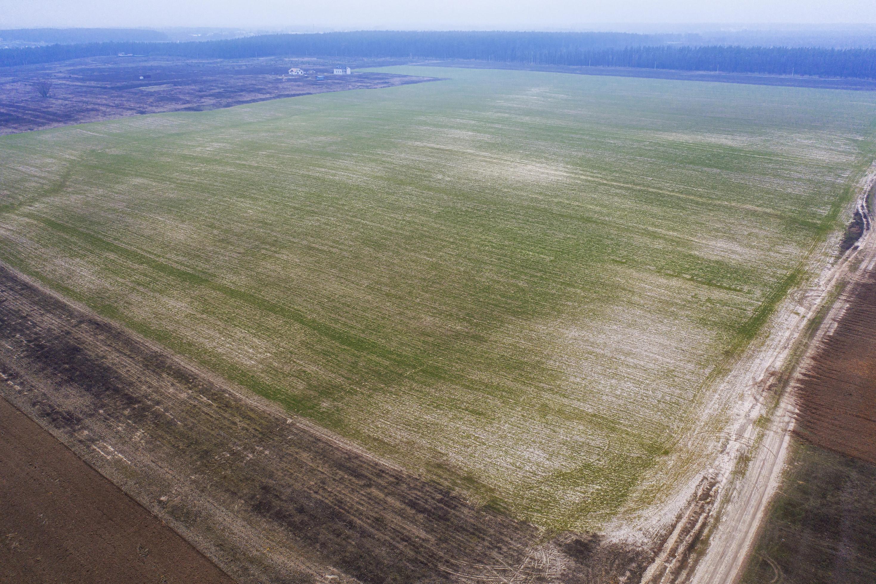 ein Feld mit erodierter Erde von oben