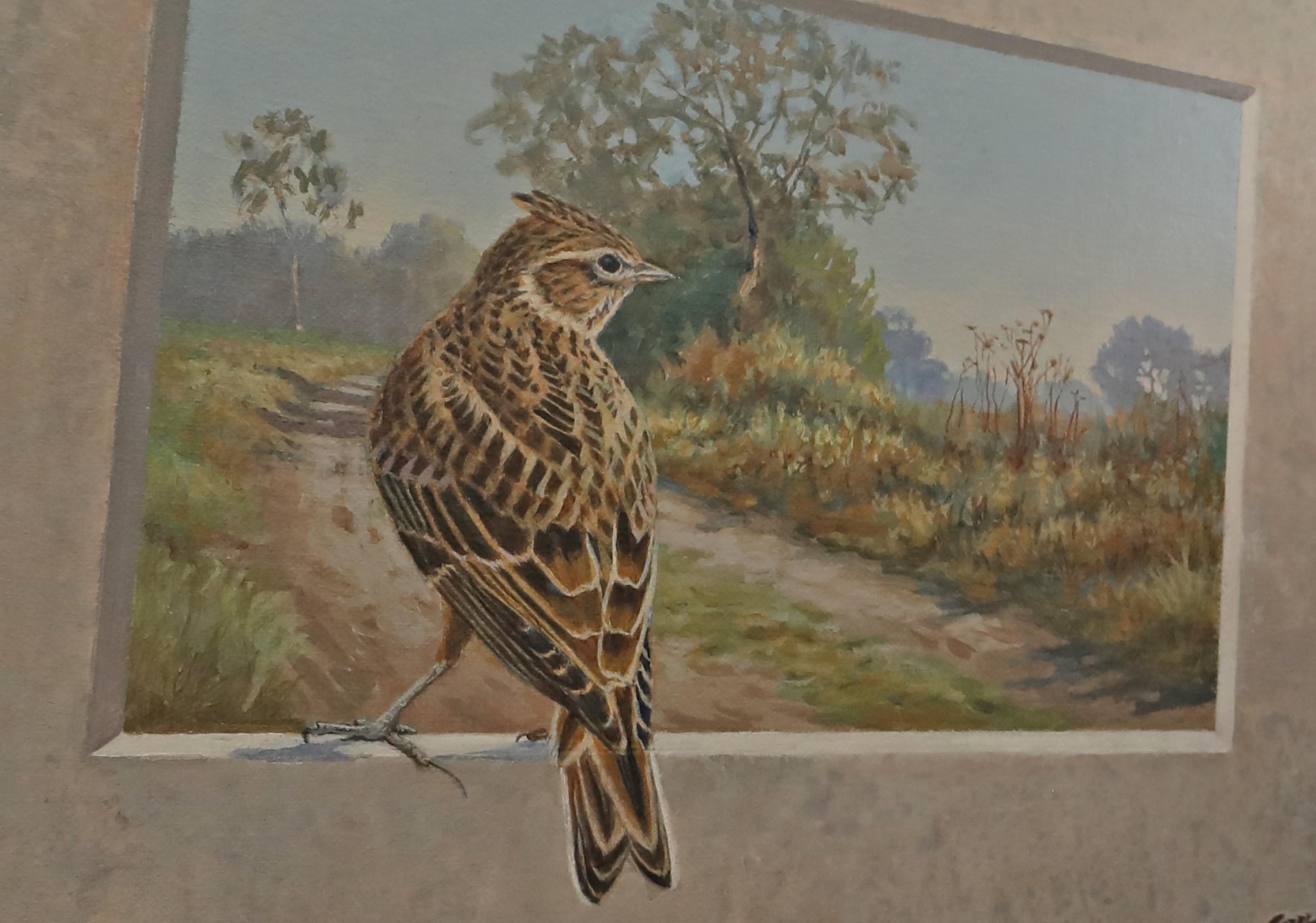 Eine gezeichnete Feldlerche sitzt im Bilderrahmen und blickt auf eine Naturlandschaft