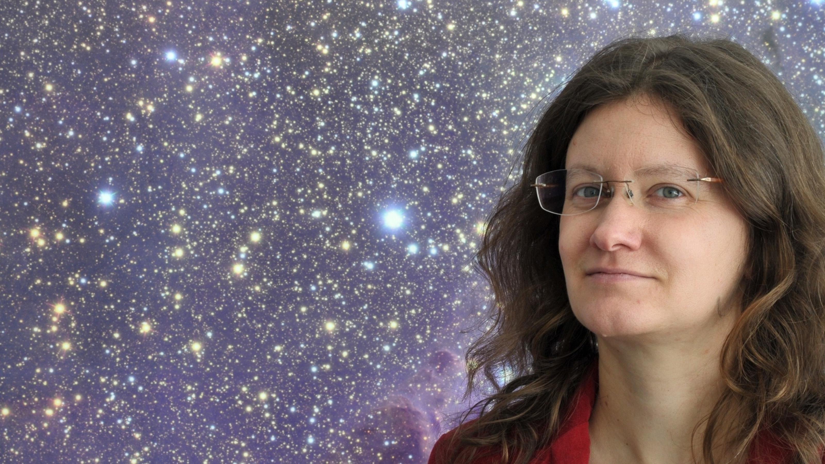 Portrait von Felicitas Mokler vor einem Bild mit Sternenhimmel