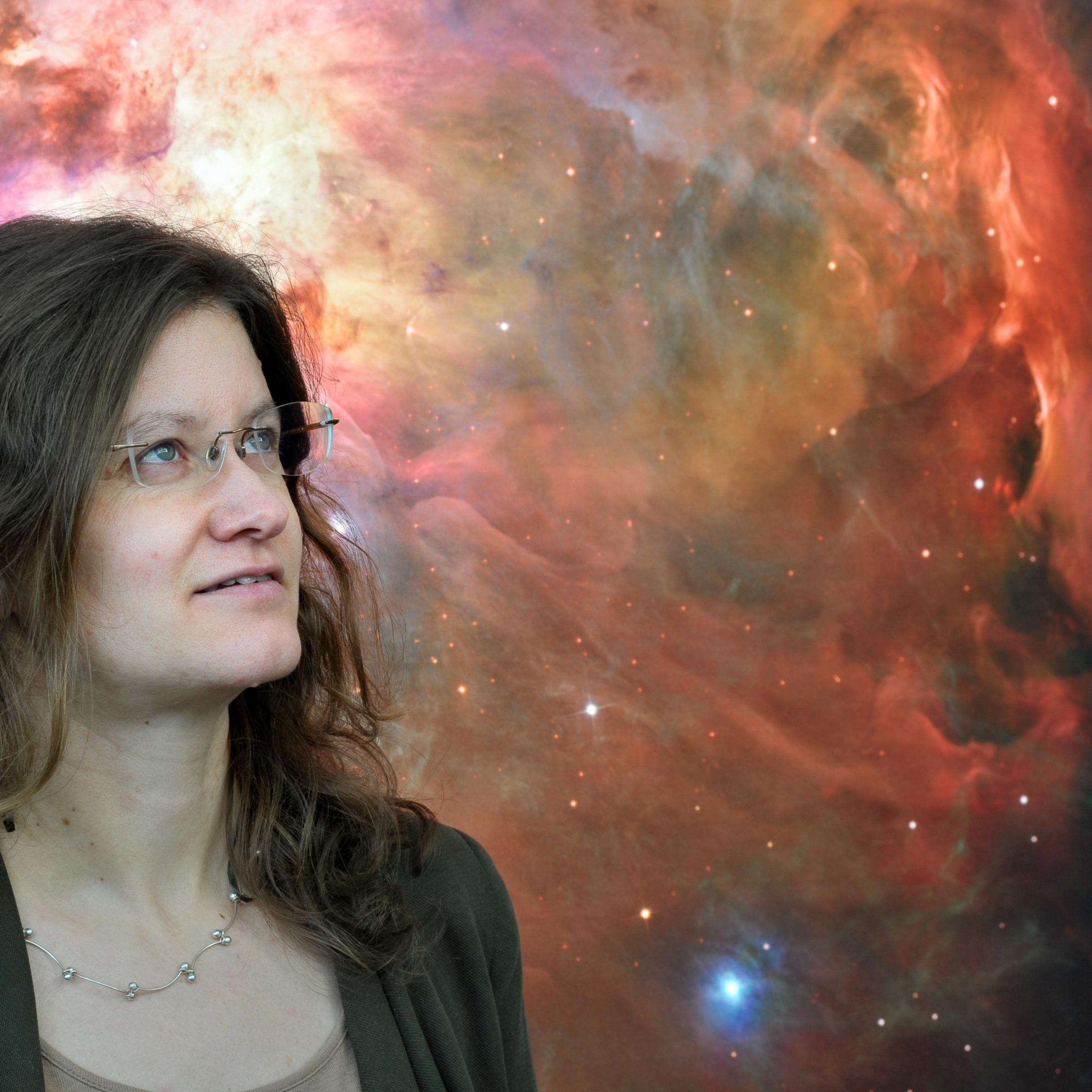 Eine Aufnahme von Felicitas Mokler. Der Hintergrund ist ein Bild aus dem Weltraum