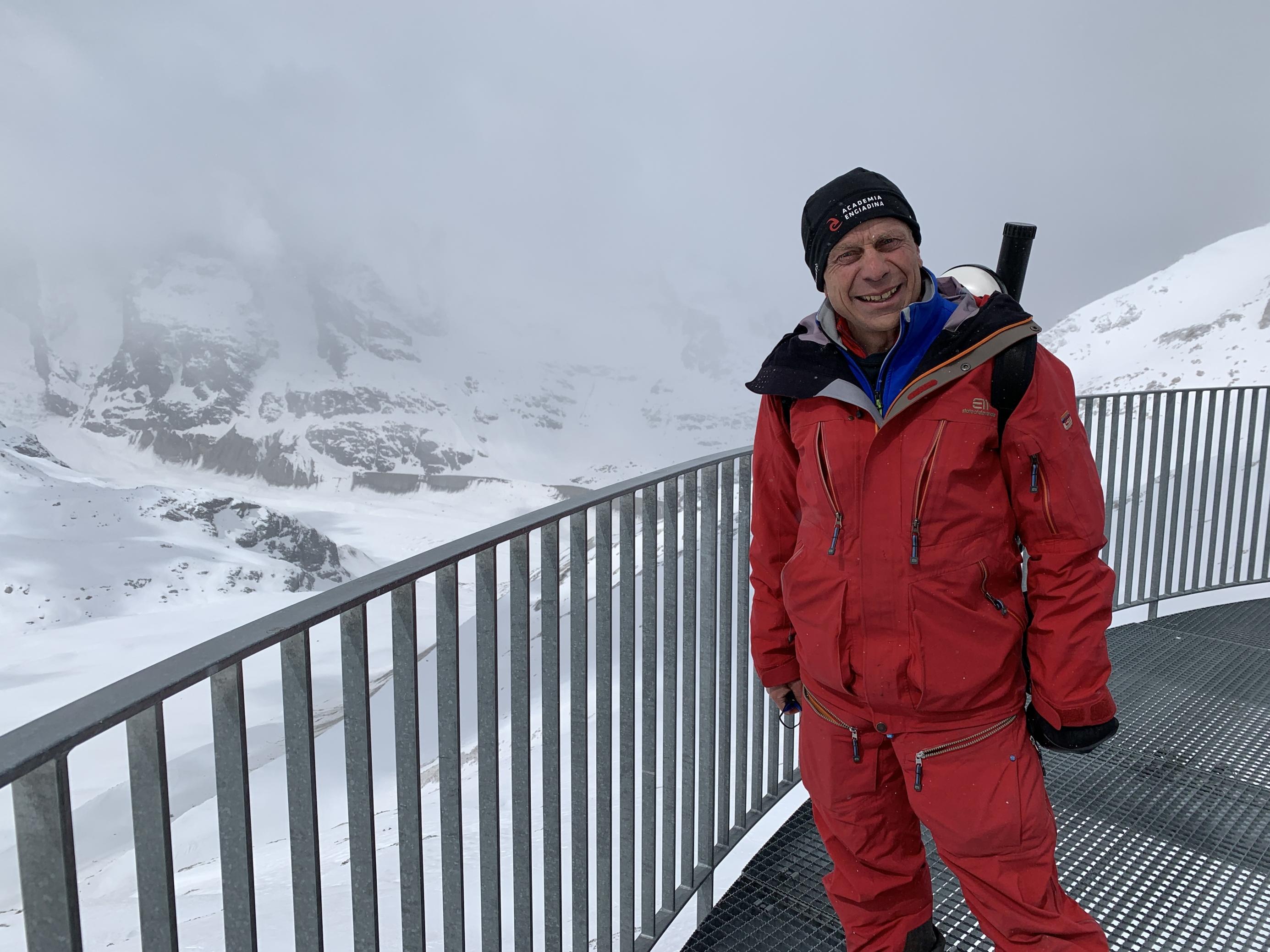 Felix Keller steht im roter Winterkleidung im Schnee in den Schweizer  Bergen – er will Gletscher vor dem Schmelzen retten: Erst in der Schweiz, später im Himalaya