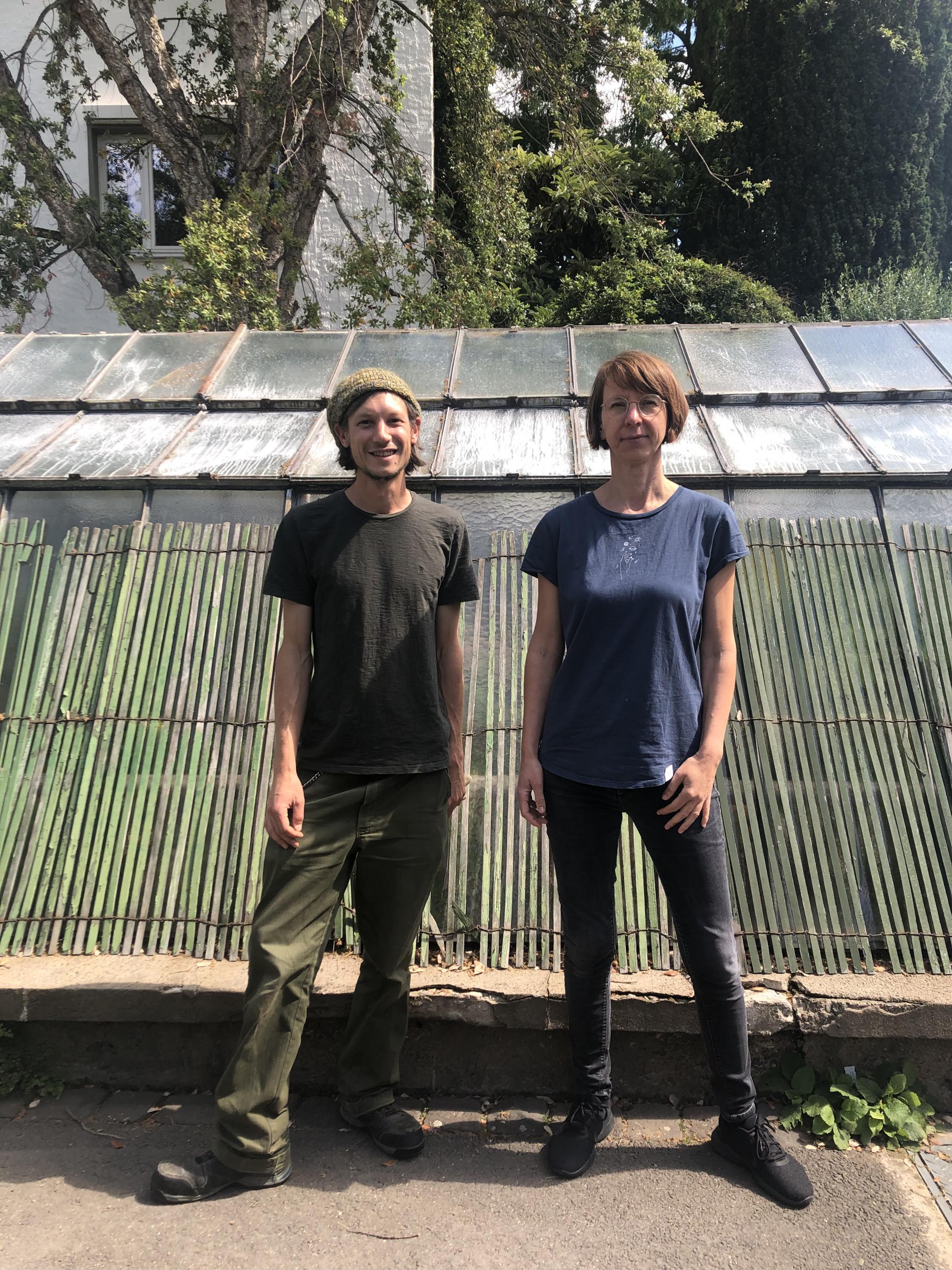 Felix Dominik ist als Revierleiter für den Nutzpflanzengarten zuständig, Cornelia Löhne hat als Kustodin die Arten, Sorten und Akzessionen im Blick.