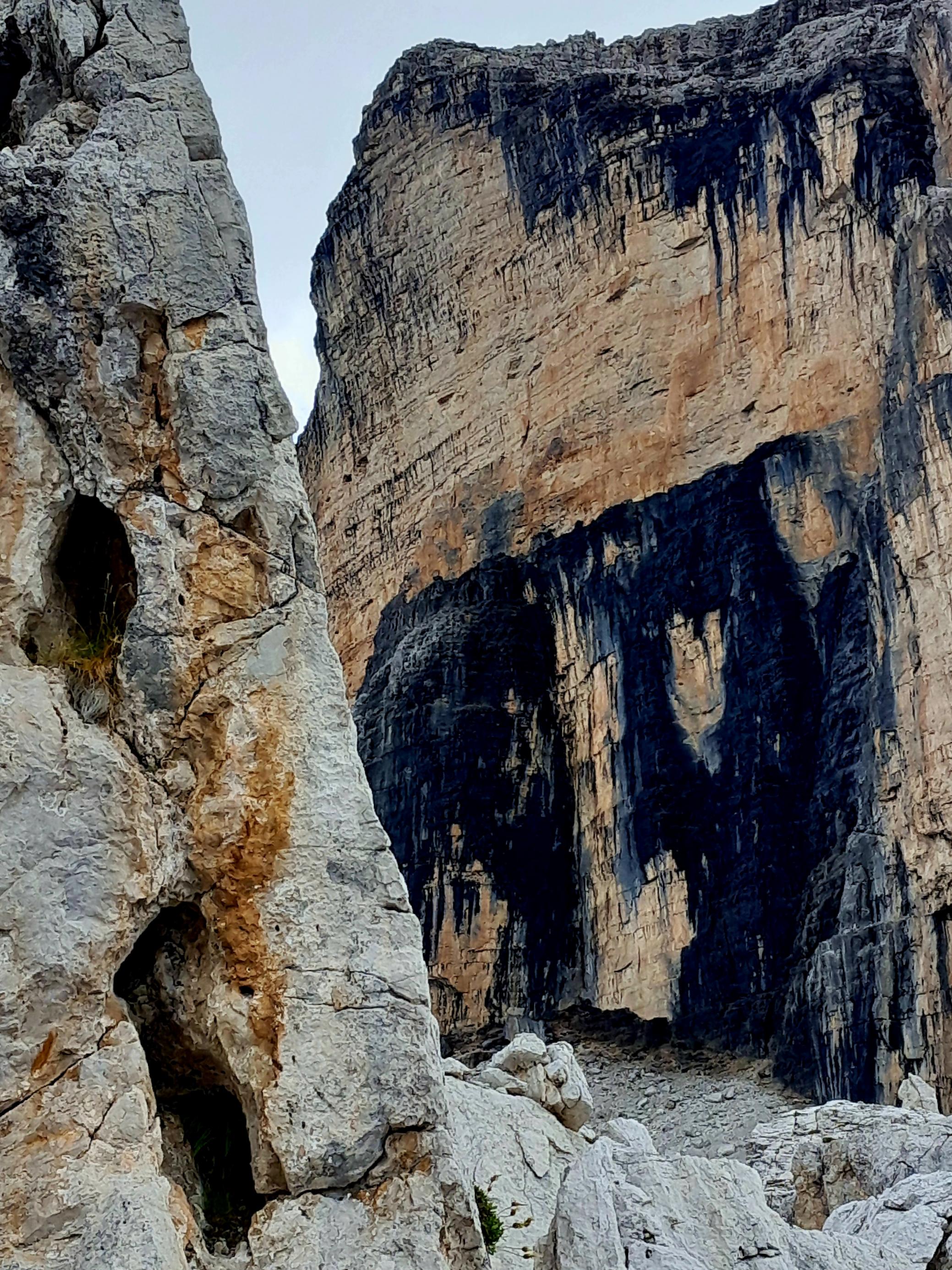 Schroffe Dolomiten-Wände mit schwarzen Flecken und Schlieren.