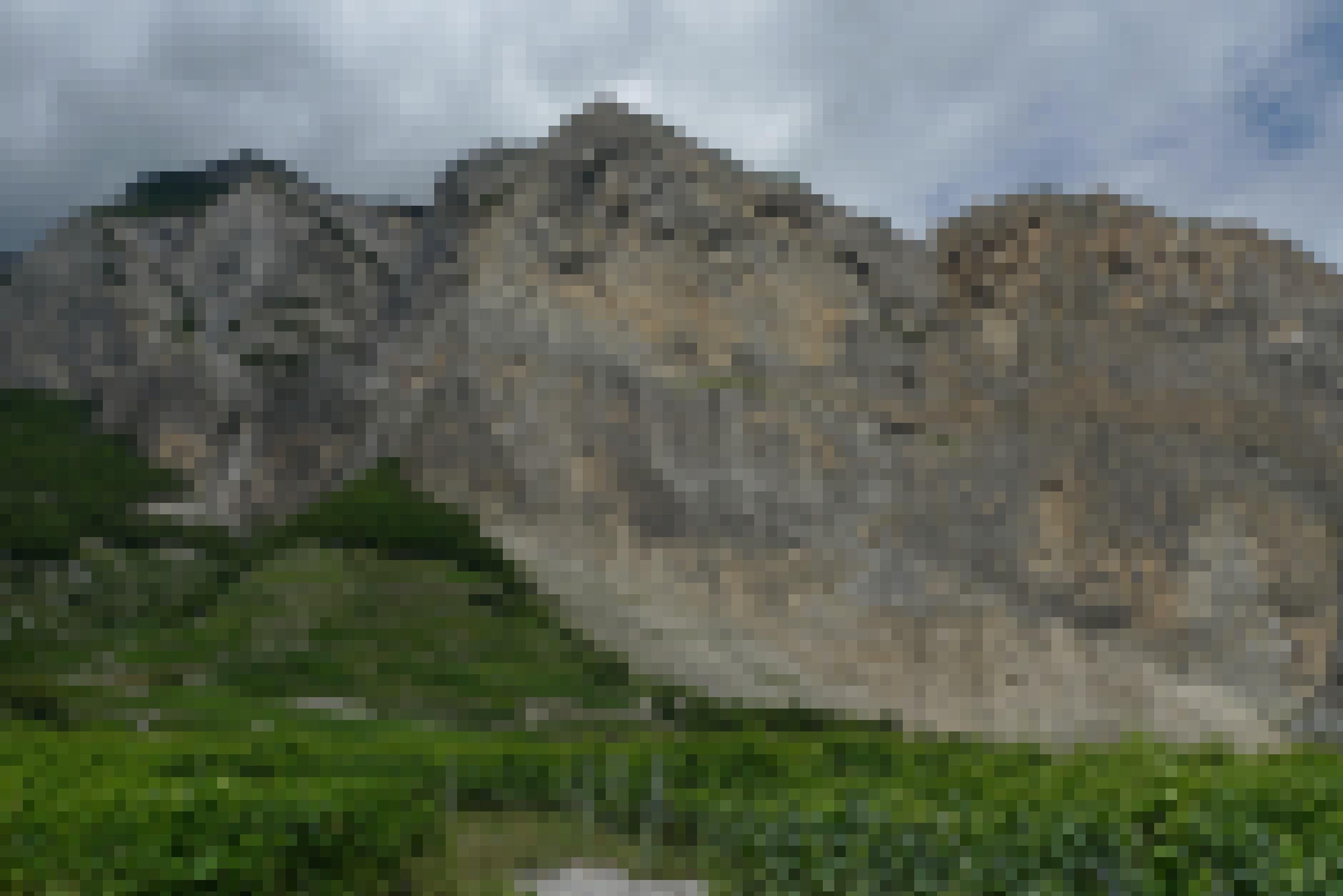 Die steile Felswand des Six du Gru im Kanton Wallis ist ein Brutgebiet des Alpenseglers in der Schweiz.