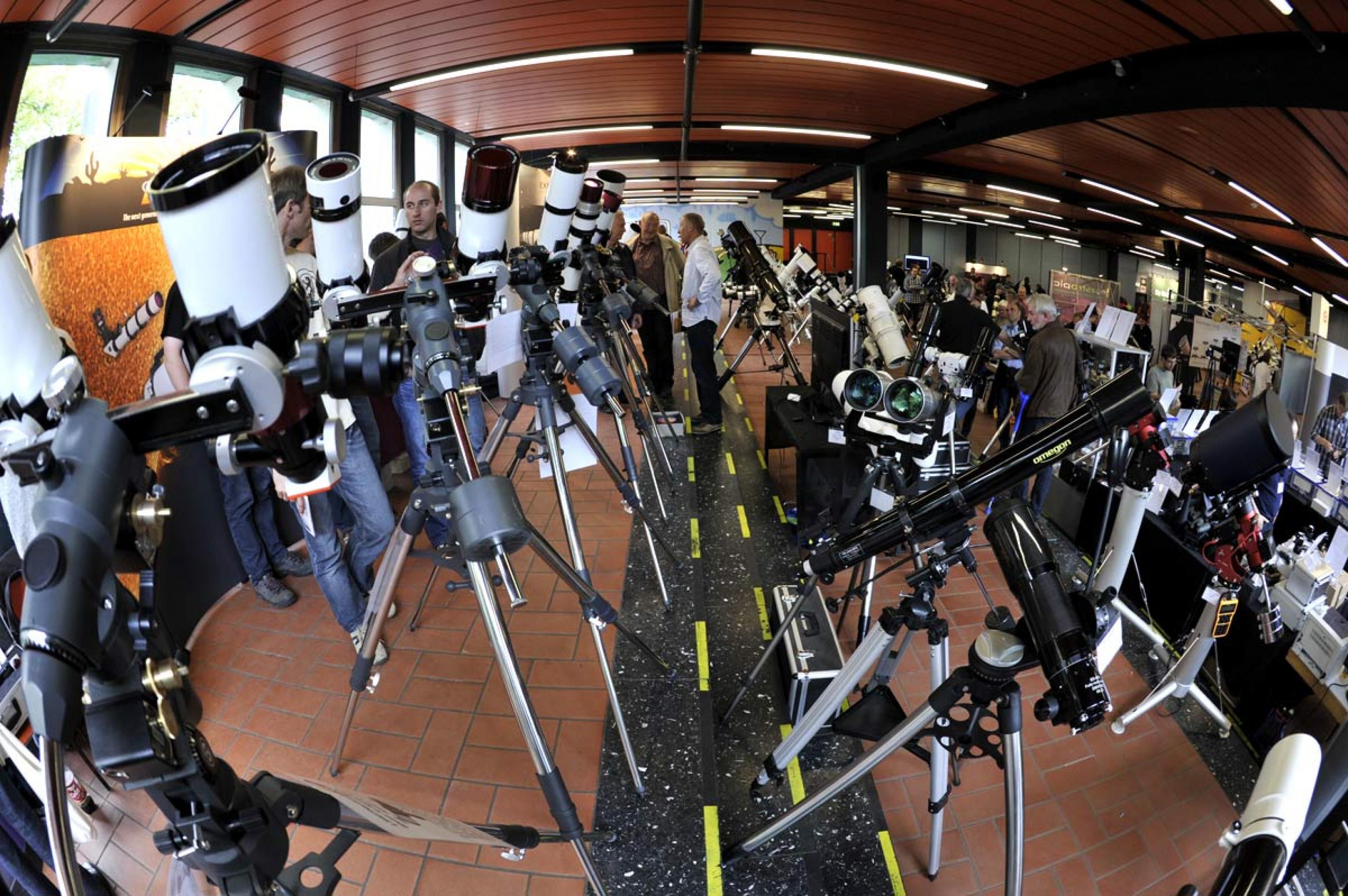 Fernrohrwälder findet man auf Sternparties – und auf Astromessen.