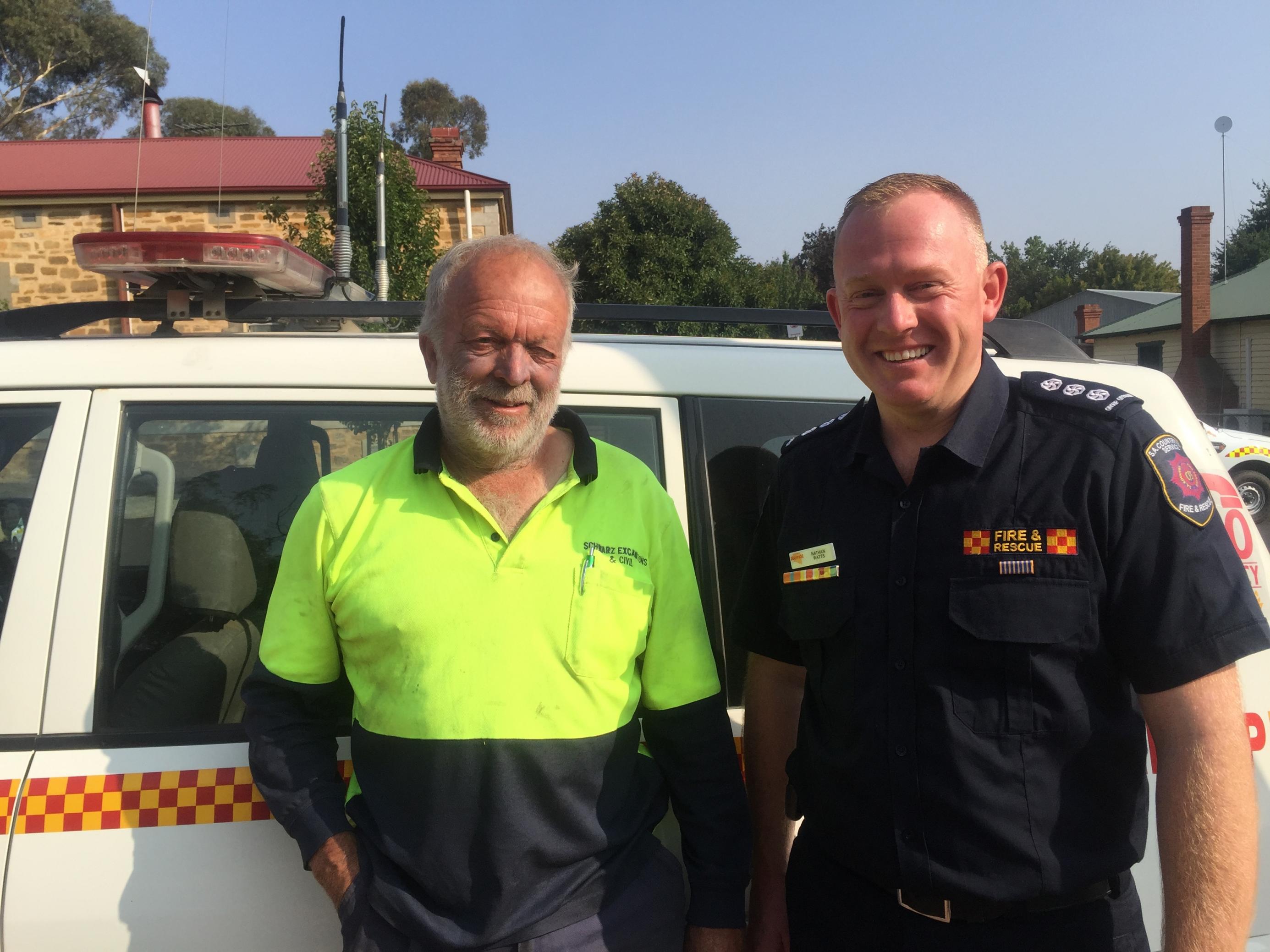 Das Foto zeigt zwei Feuerwehrmänner des Country Fire Service von Südaustralien