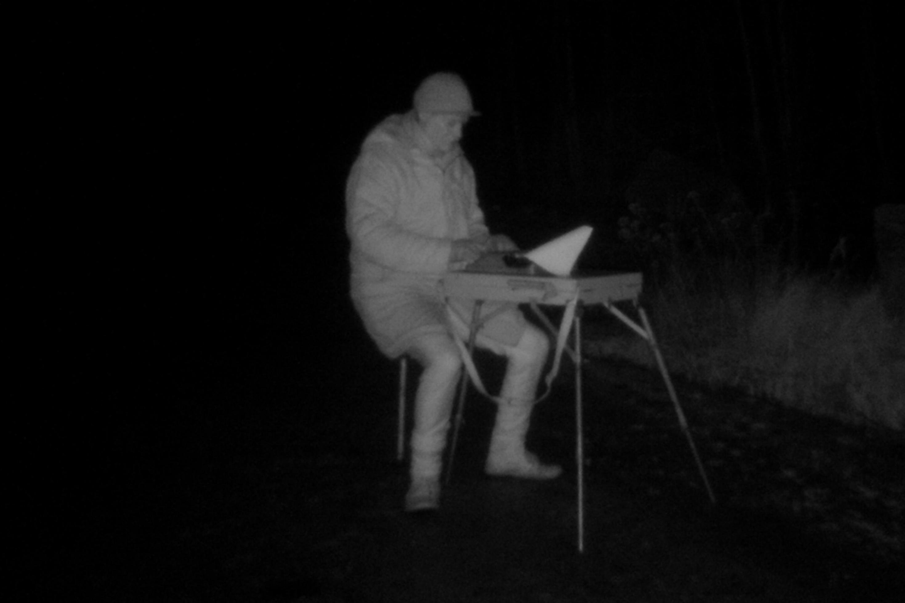 Fieldwriter Gerhard Richter schreibt nachts bei Vollmond, wie die Natur ein verlassenes Sägewerk zurückerobert