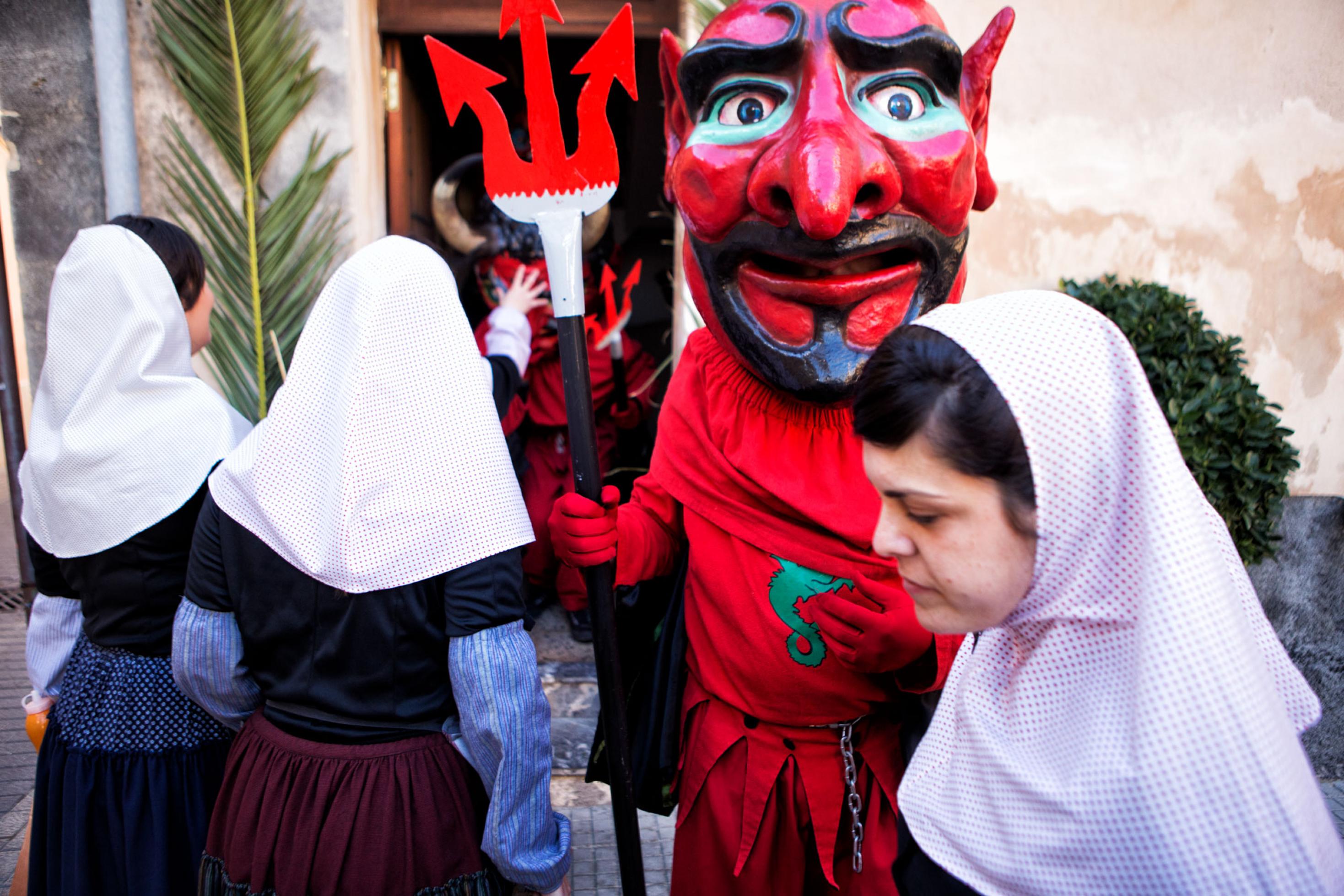 Frauen und Männer in traditioneller Fest-Verkleidung auf Mallorca