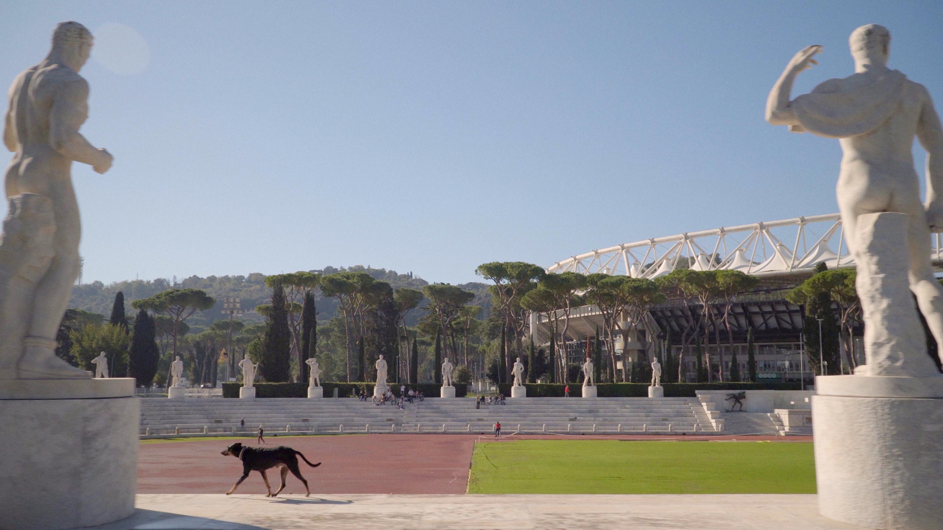 Blick über ein altes Stadion in Rom, das auch Teil eines Parks ist.