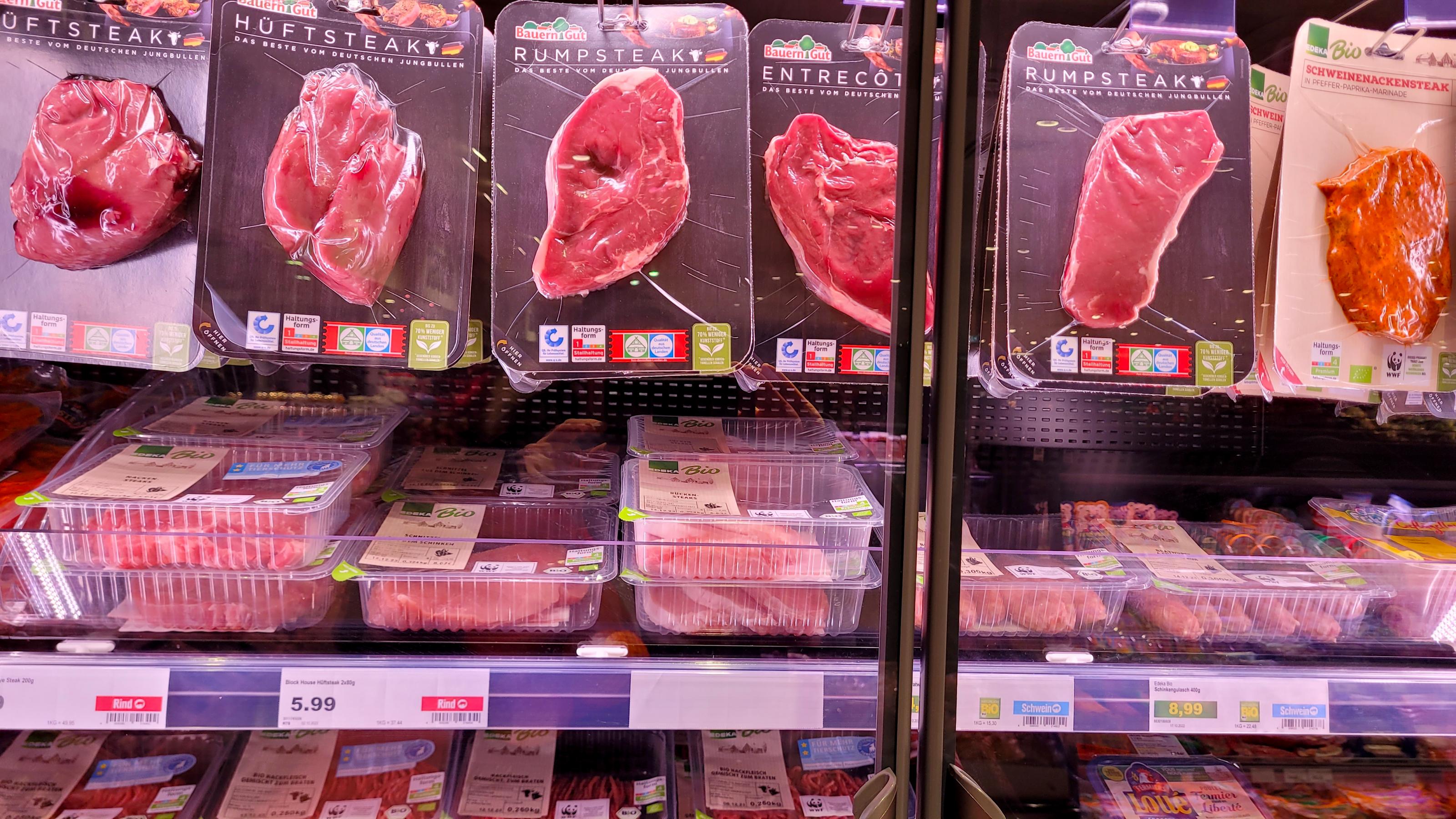 Ein Fleischregal im Supermarkt mit eingeschweißten Steaks