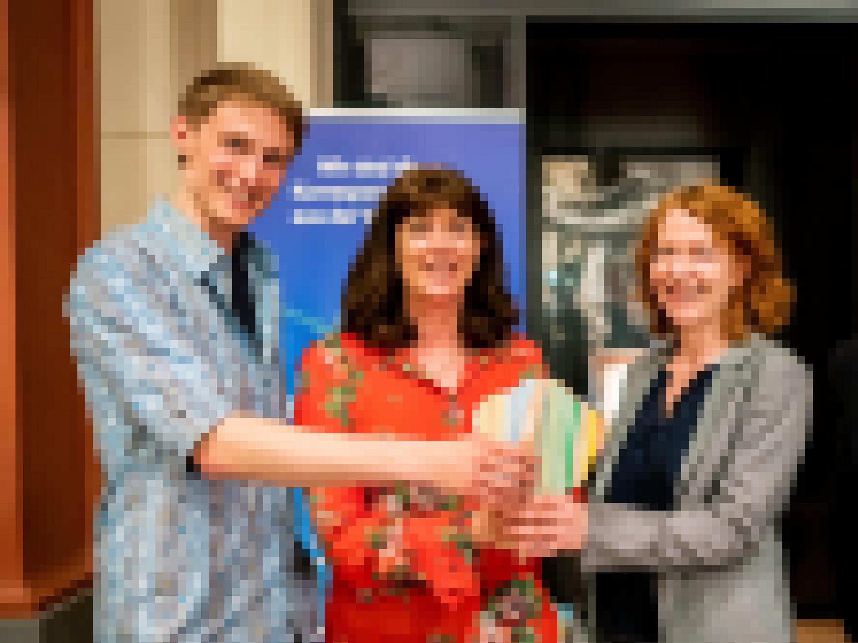 Marvin Manzenberger und Sarah Darwin (Mitte) überreichen Journalistin Christiane Habermalz die Auszeichnung der UN-Dekade Biologische Vielfalt.