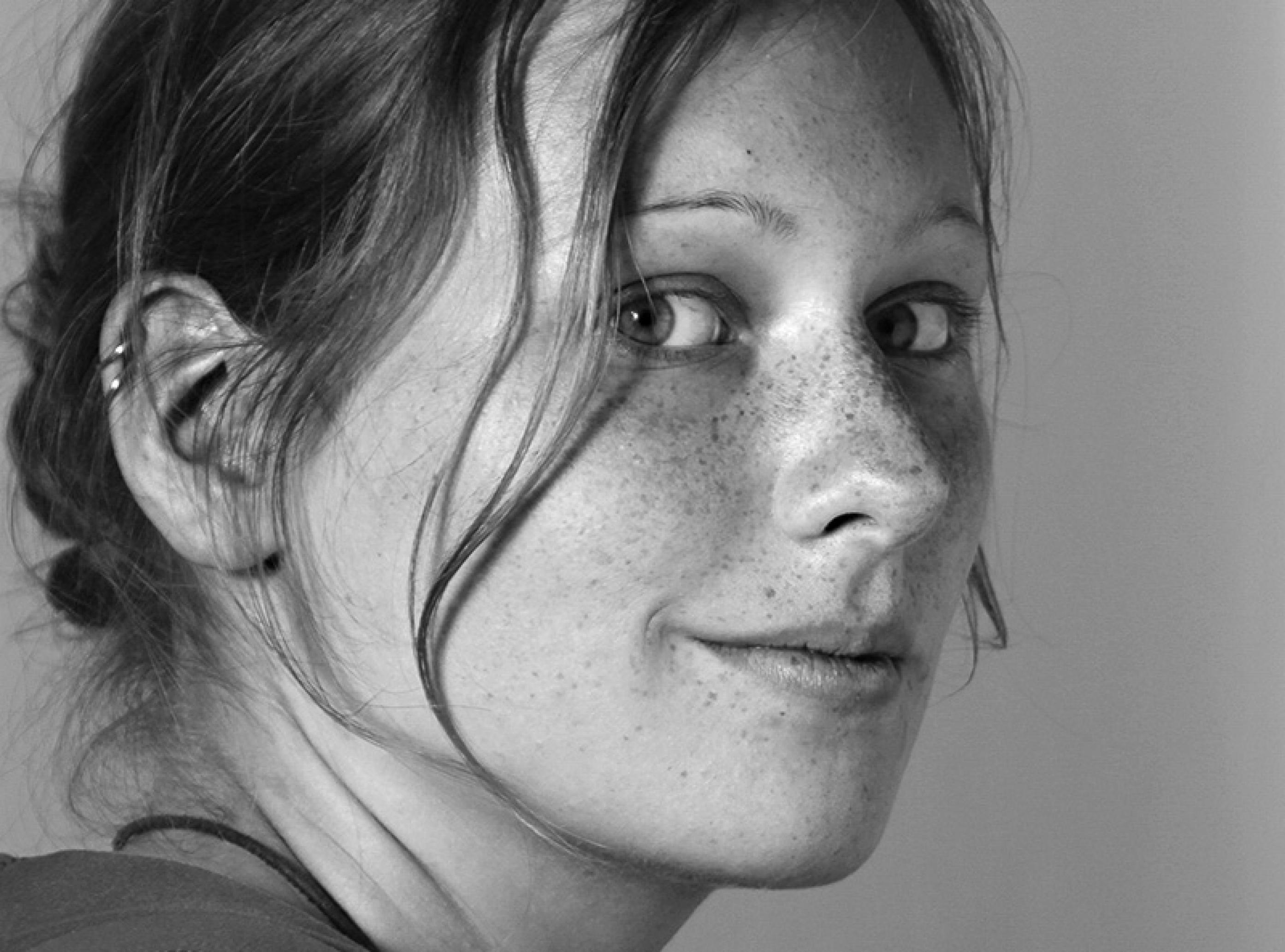 Die Illustratorin Lisa Pannek. Eine Frau mit Sommersprossen in schwarz/weiß.