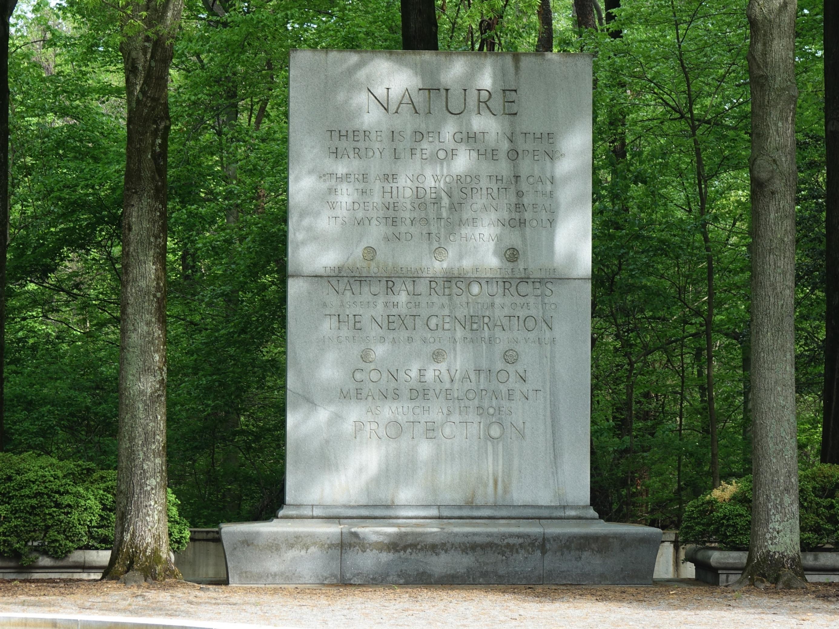 Die Inschrift auf der Gedenktafel des Roosevelt-Memorials.