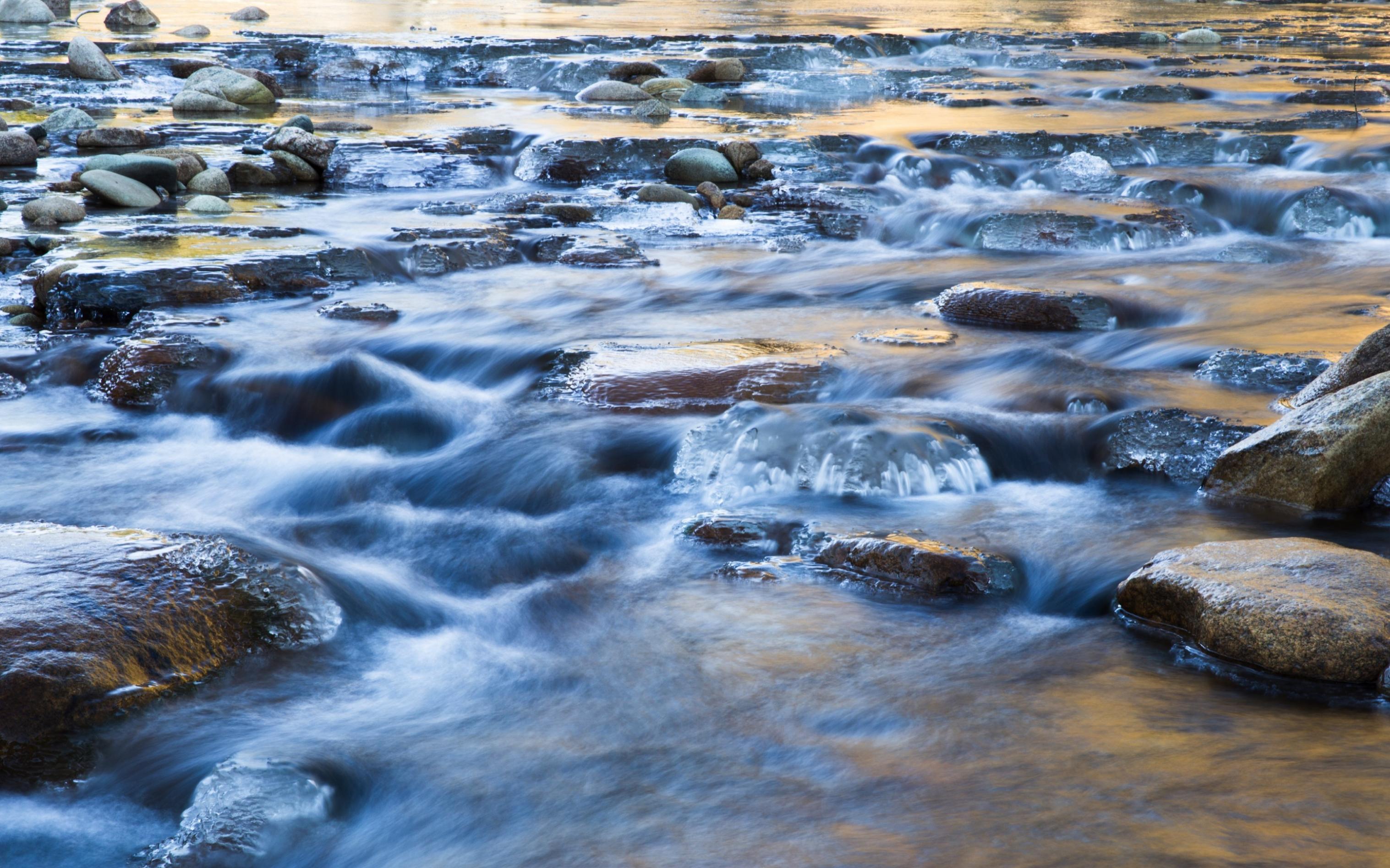 Flaches Wasser fließt über Steine.