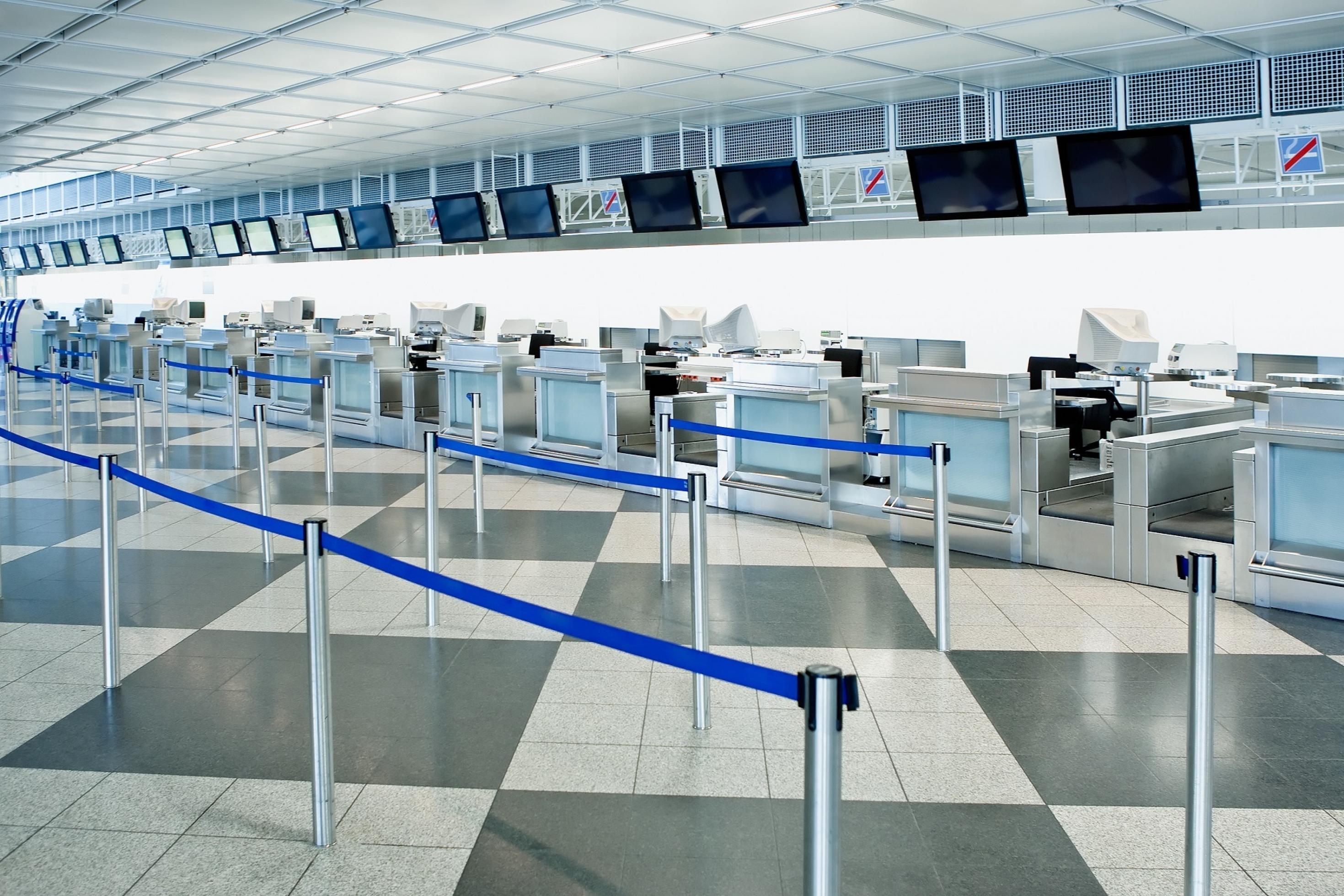 Die öffentliche Check-in-Zone eines Flughafens mit Hindernissen für die Kontrolle der Menschenmenge