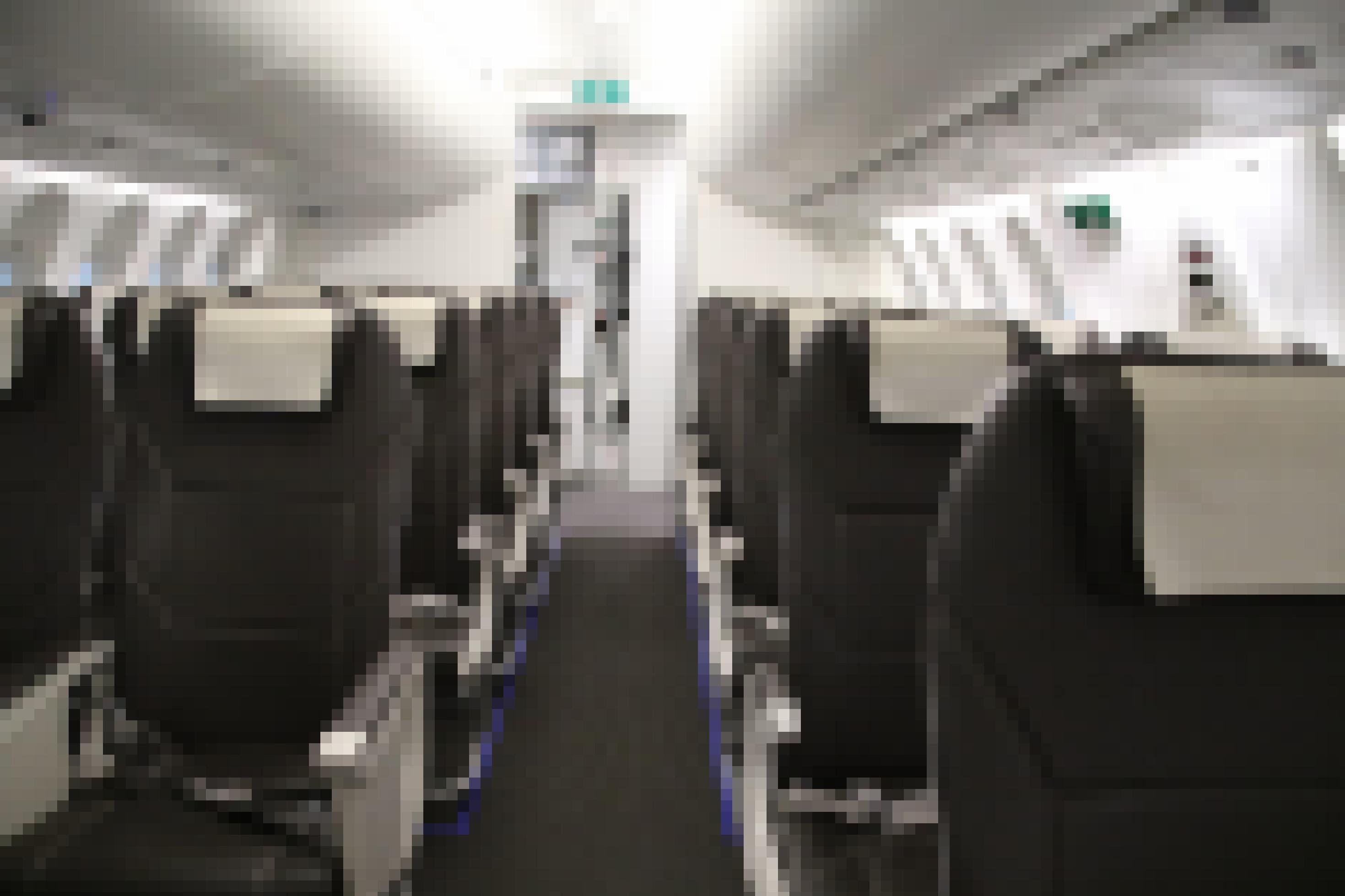Leere Economy-Sitze in einem Flugzeug
