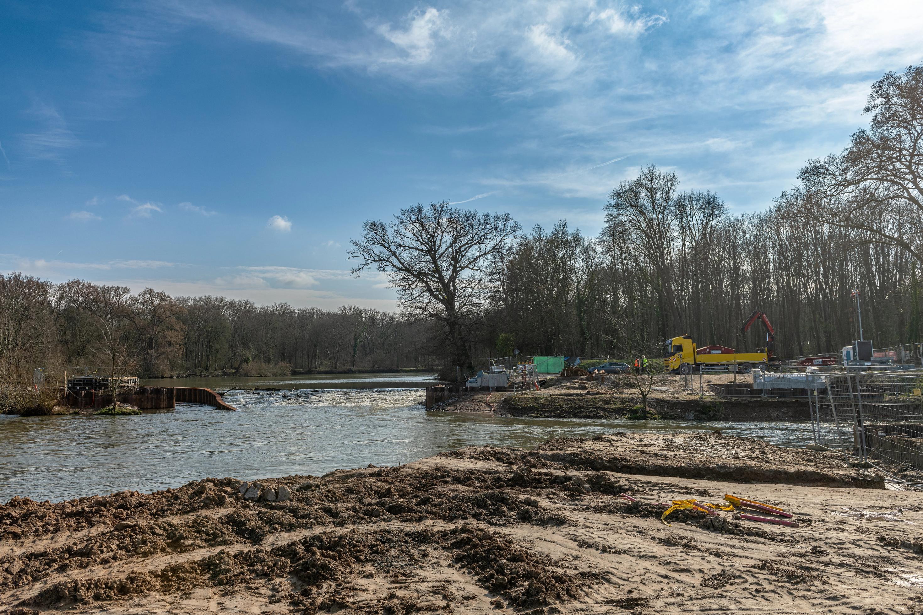 Fluss der augebaggert wird