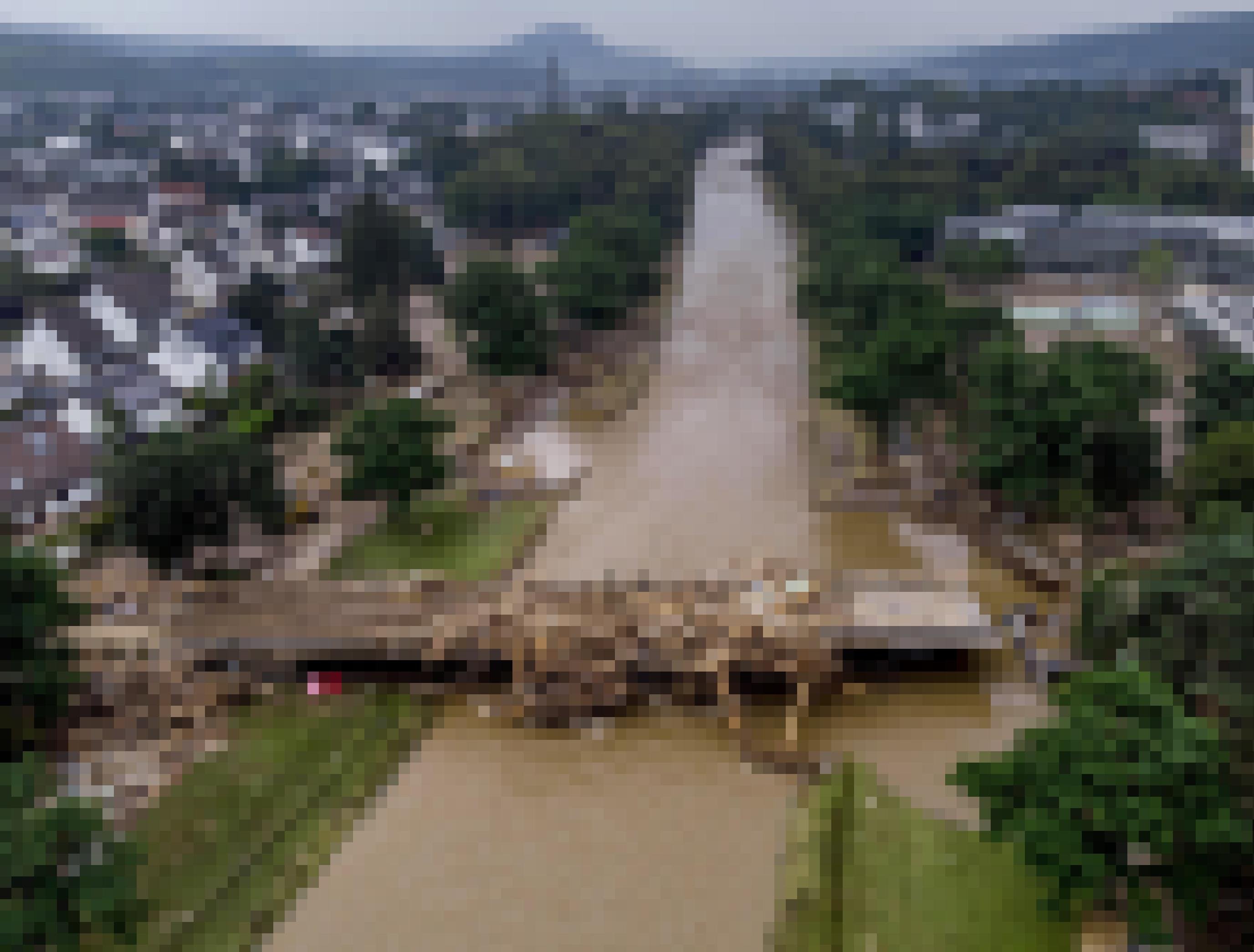 Geradliniger Ahr-Fluss mit stark beschädigter Brücke und dicht bebautem Ufer