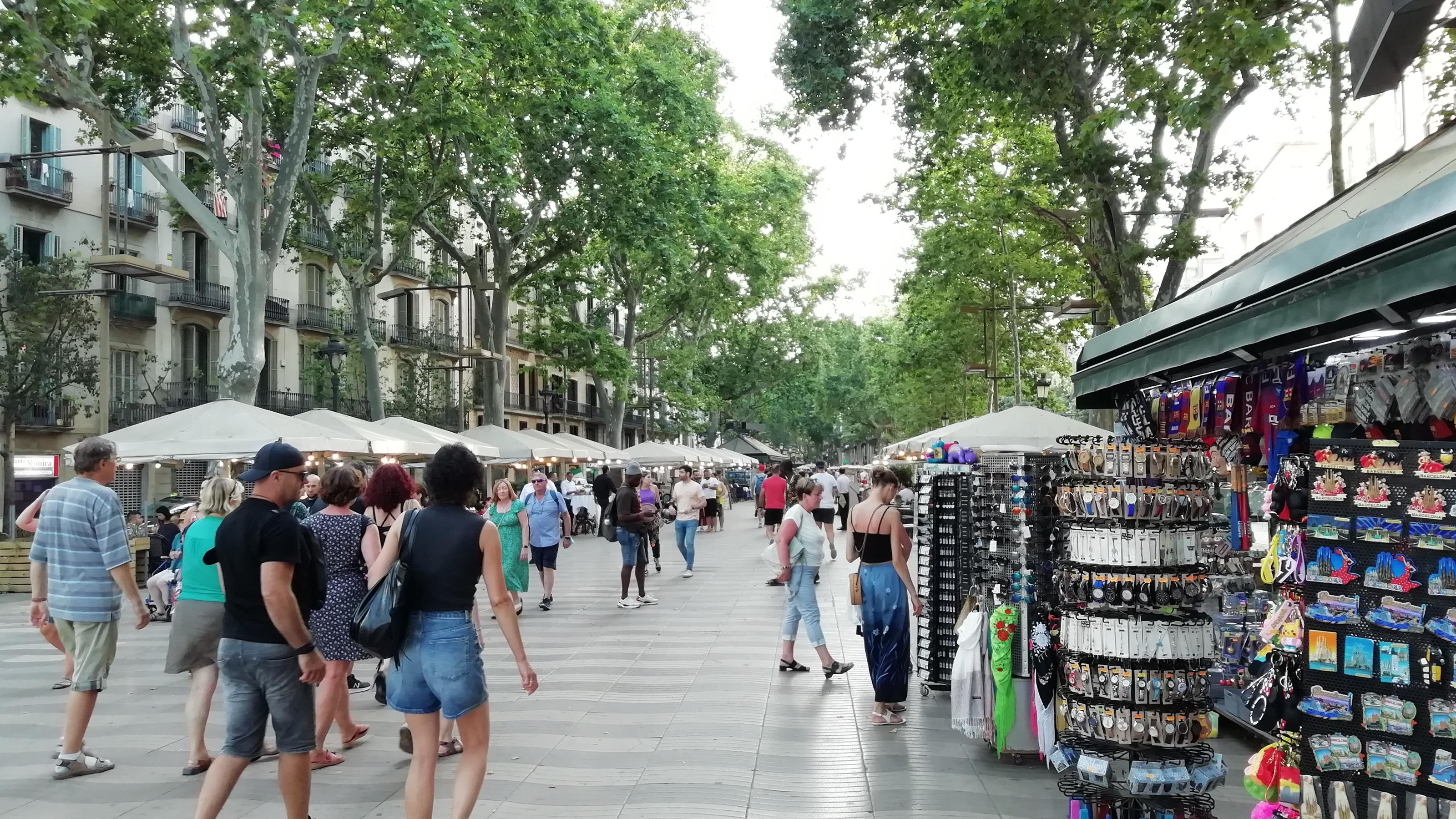 Die Flaniermeile Rambles in Barcelona. An Straßenkiosken werden Souvenirs angeboten.