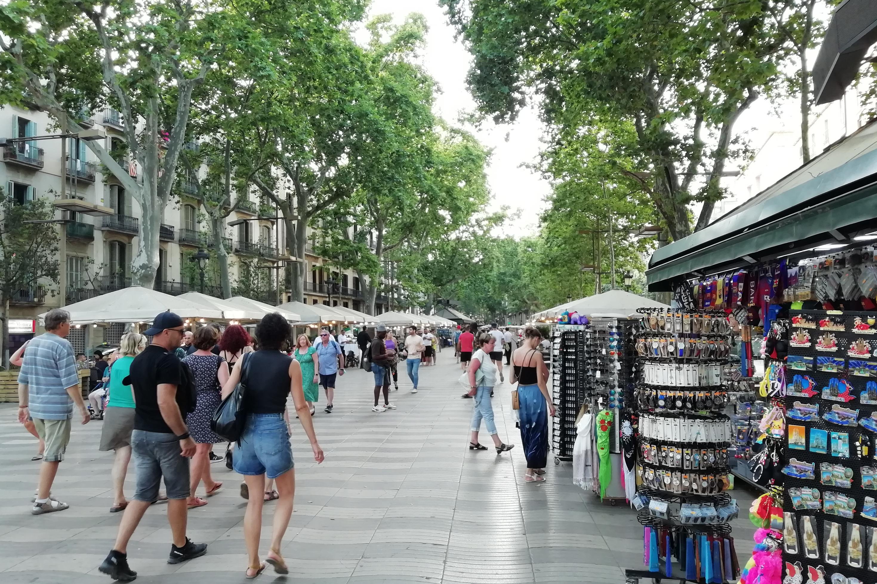 Die Flaniermeile Rambles in Barcelona. An Straßenkiosken werden Souvenirs angeboten.