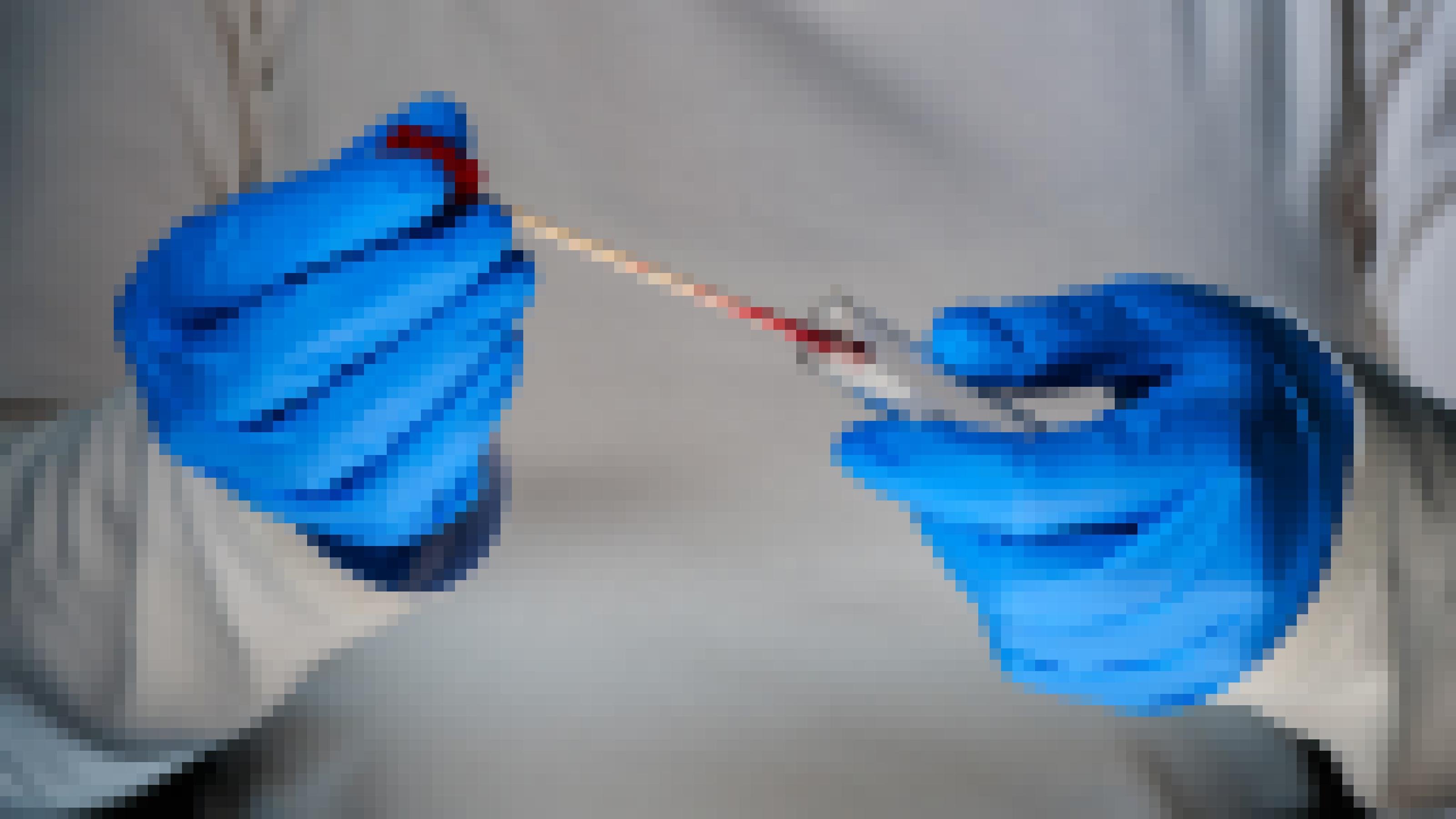 Hände eines Menschen in weißem Kittel mit blauen Gummihandschuhen. Die Person steckt ein blutiges Wattestäbchen in ein Reagenzglas.