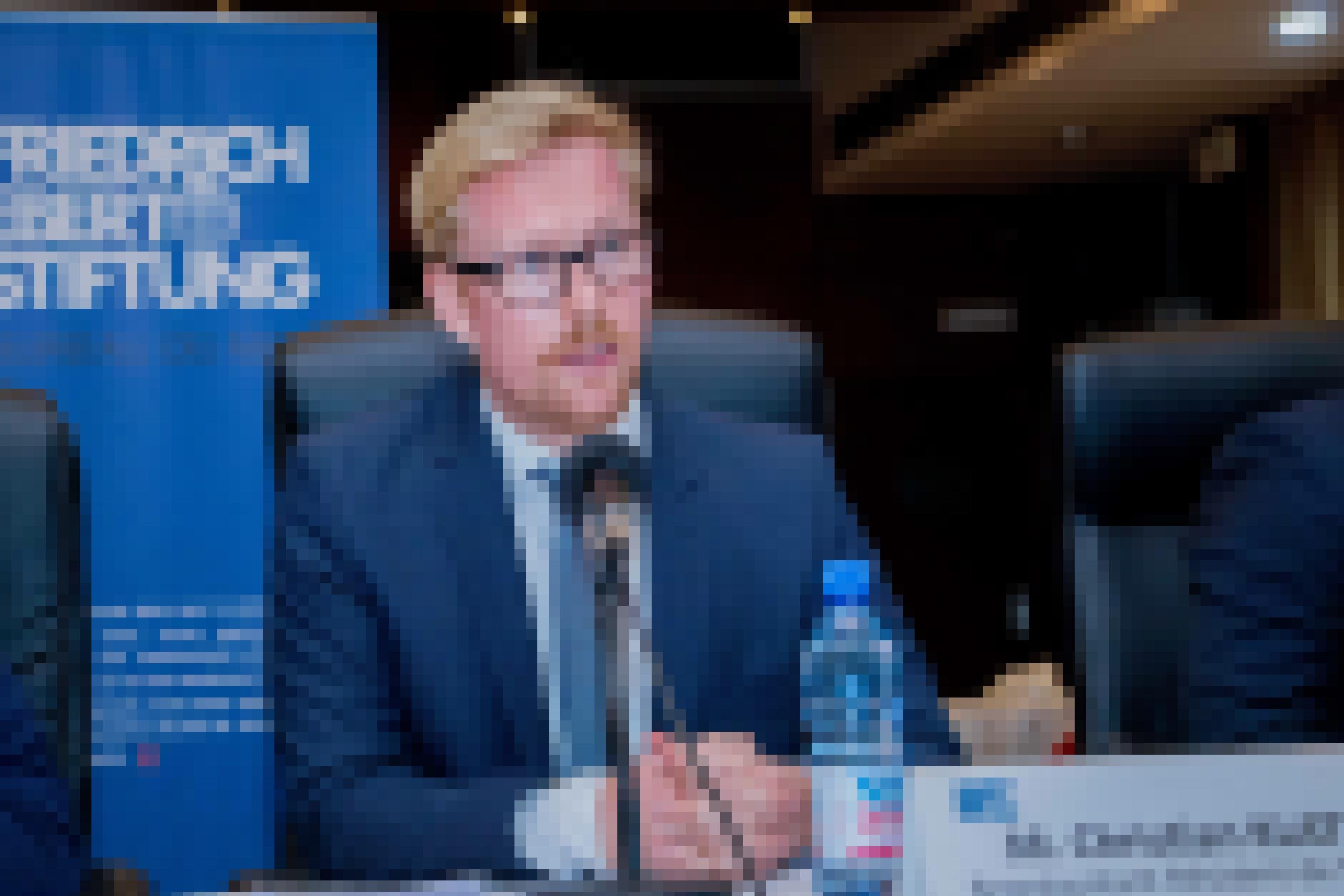 Christian Klatt, Büroleiter der FES in Bamako/ Mali, sitzt auf einem Podium. Das Logo der Friedrich-Ebert-Stiftung ist im Anschnitt zu sehen.