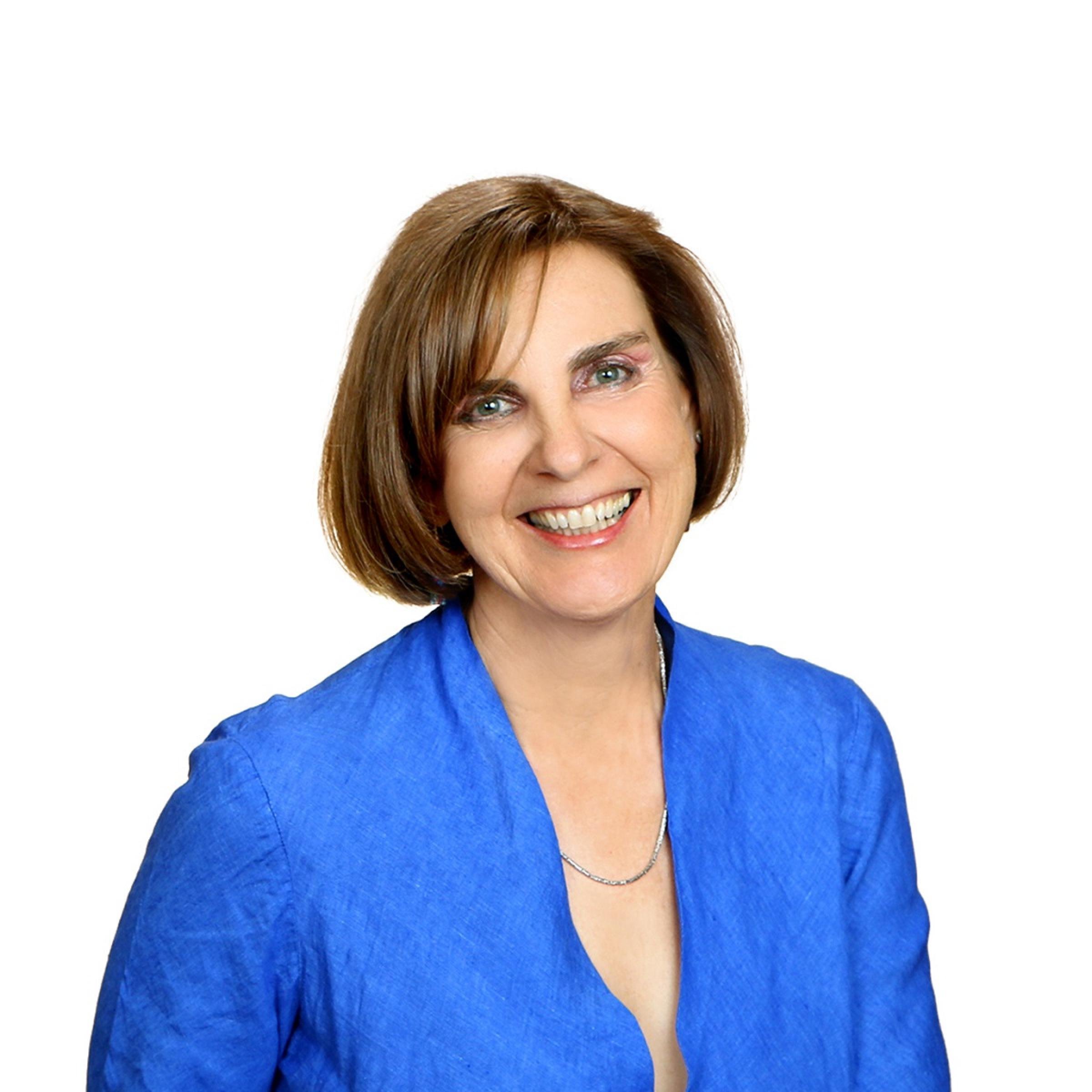 Sandra Weiss in royalblauer Bluse.