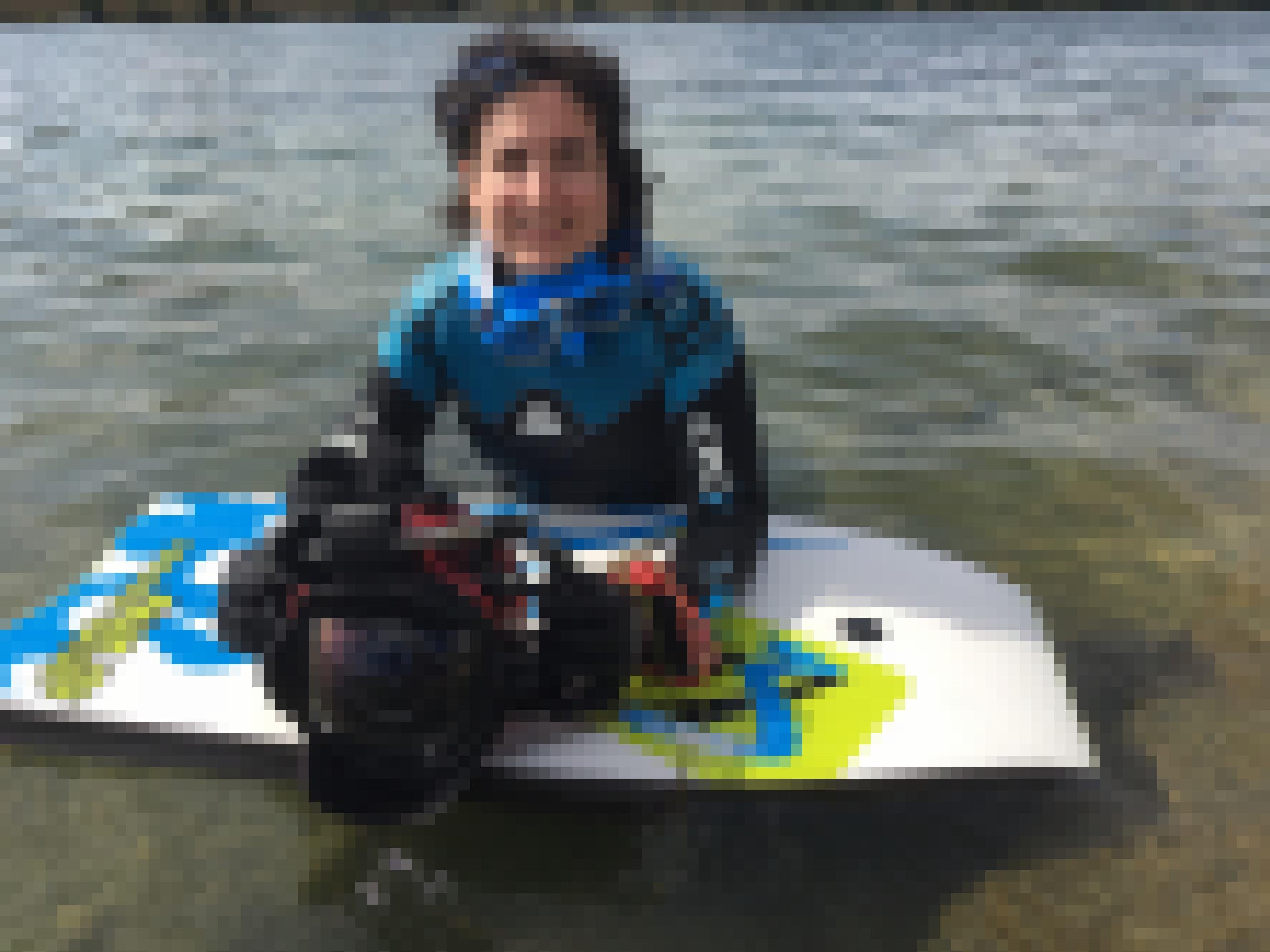 Kurz einmal Luftholen, die Fotografin des Fotoklubs Unterwasserkamera macht eine kurze Pause auf dem Schwimmboard