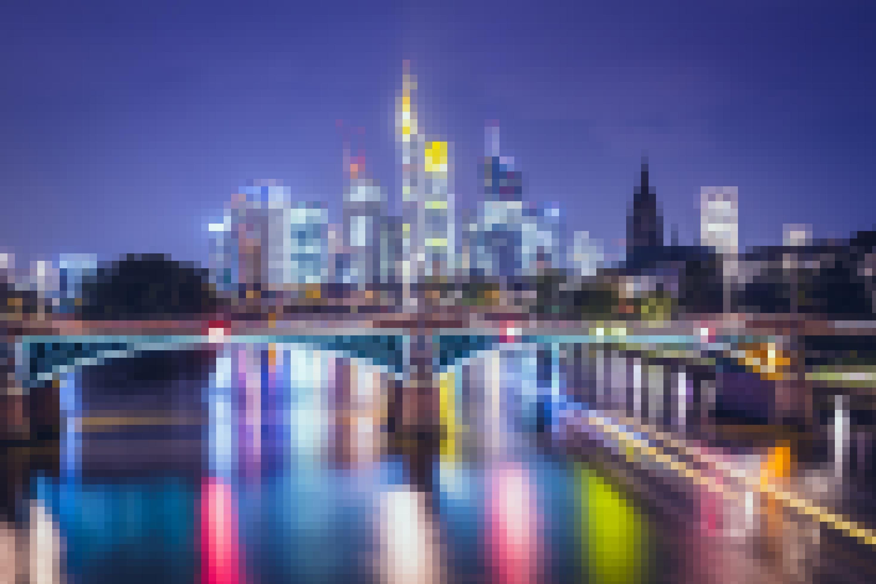 Die hell erleuchtete Skyline von Frankfurt in Weiß, Gelb, Rot und Blau. Der Himmel ist voll mit dem Licht, das Vögel verwirrt