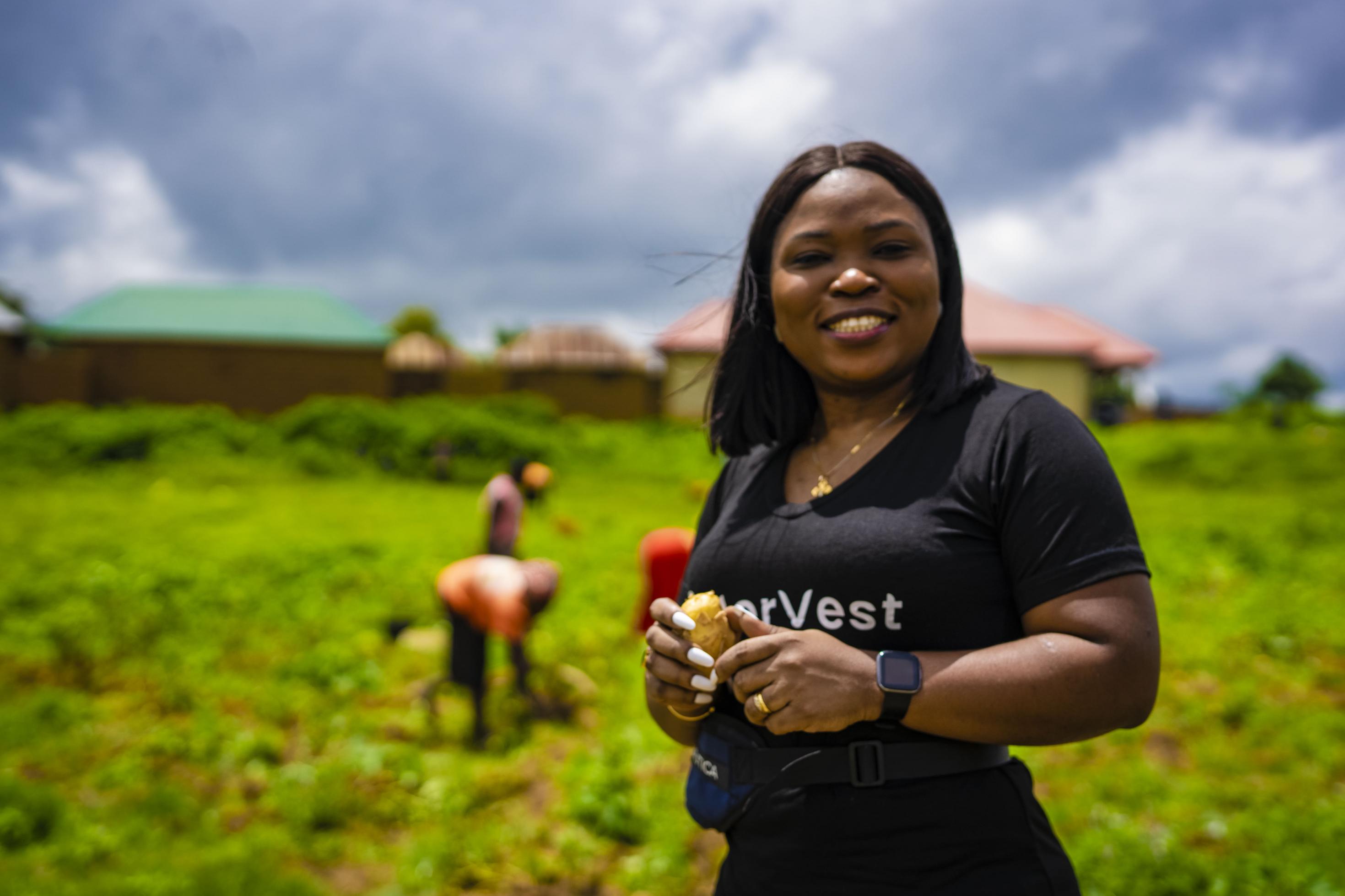 Solape Akinpelu, eine Startup-Gründerin auf einem Bauernhof im Norden Nigerias, wird von Menschen finanziert, die ihre App nutzen, um in weibliche Kleinbauern zu investieren.