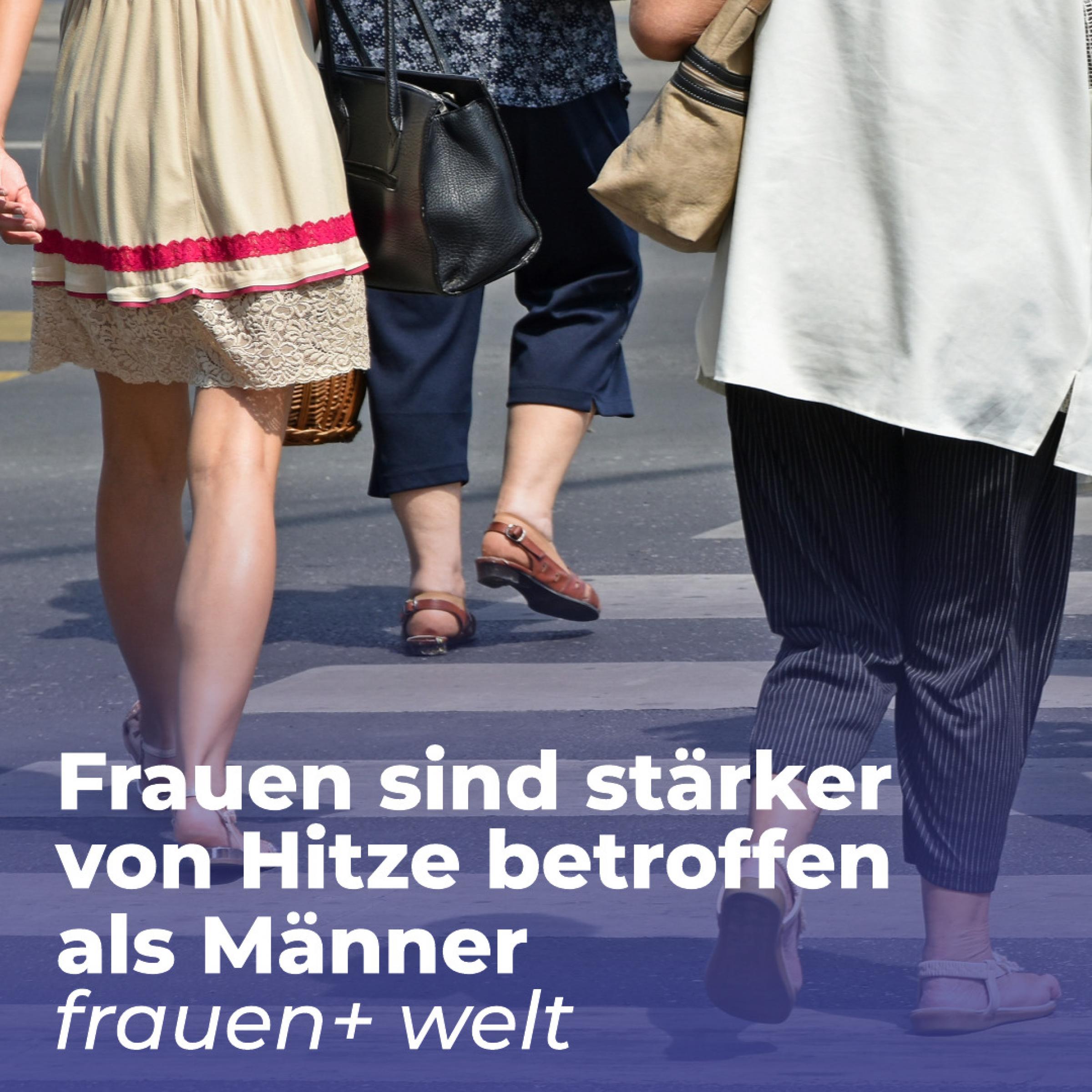 Alte Frau und jüngere Frauen überqueren Straße im Sommer bei Hitze; Text davor: Frauen + Welt, Frauen sind stärker von Hitze betroffen as Männer