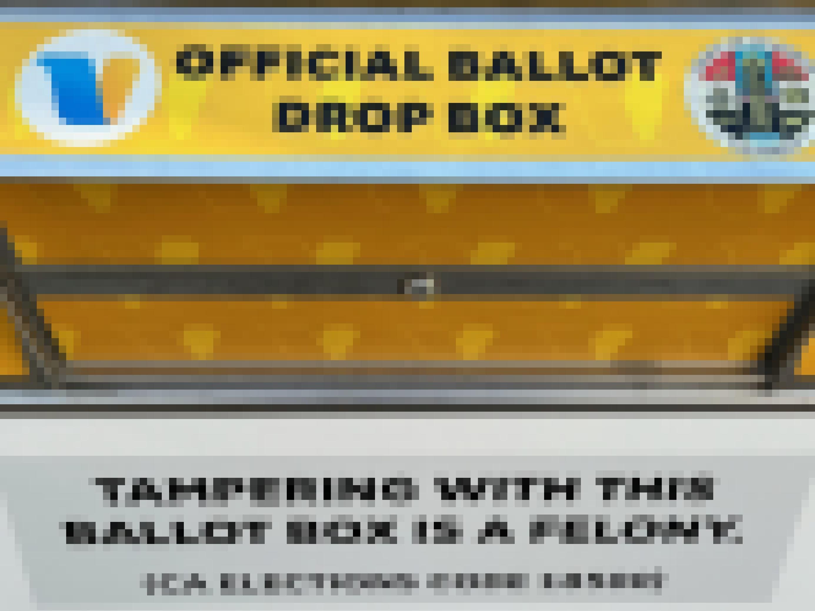 Gelber Kasten mit der Aufschrift Official Ballot Drop Box, dem Siegel der Stadt Los Angeles und der Warnung dass unbefugtes Hantieren mit der Wahlurne eine schwere Straftat ist.