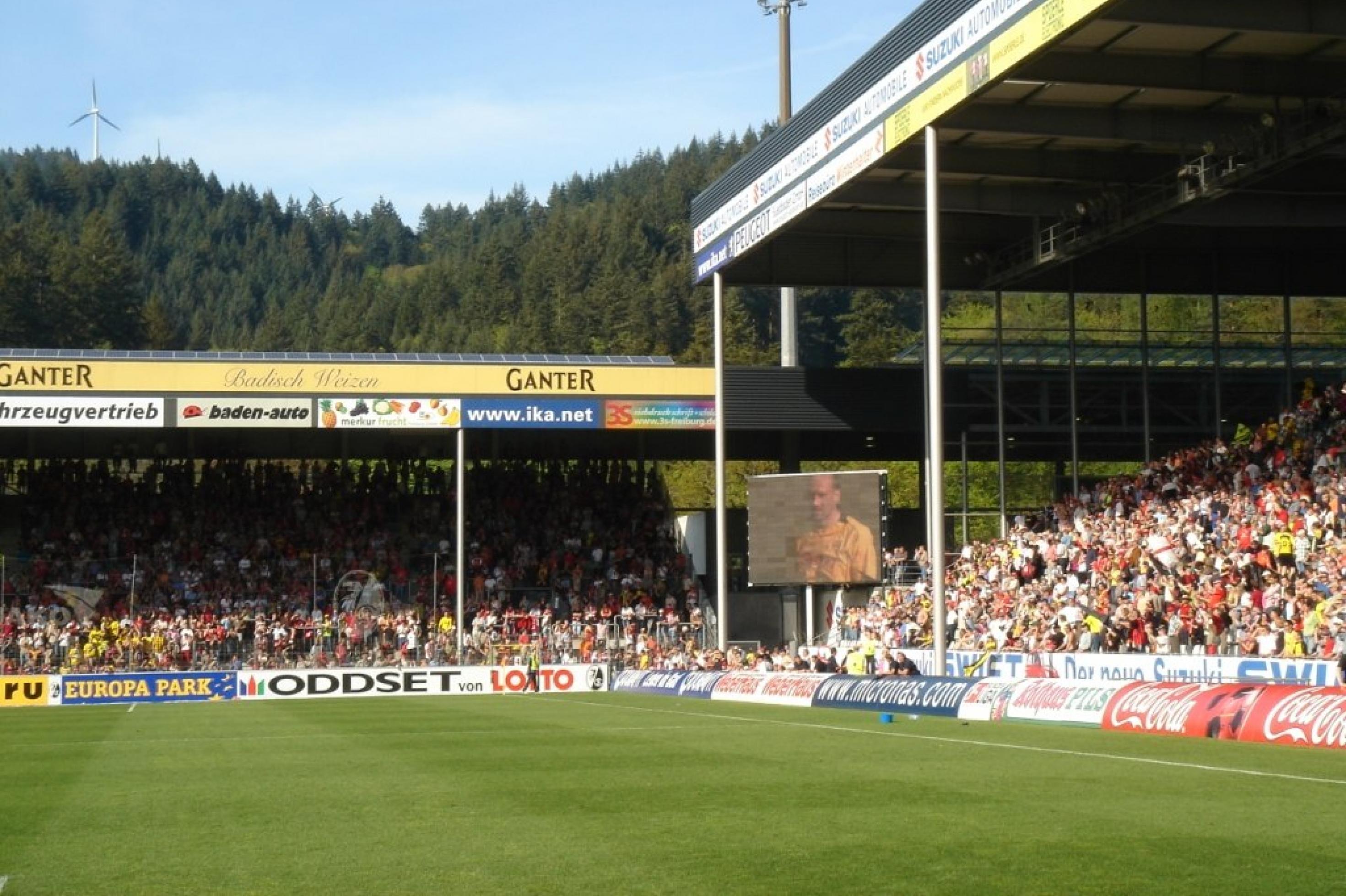 Blick auf die Nord- und Osttribüne des Dreisamstadions in Freiburg