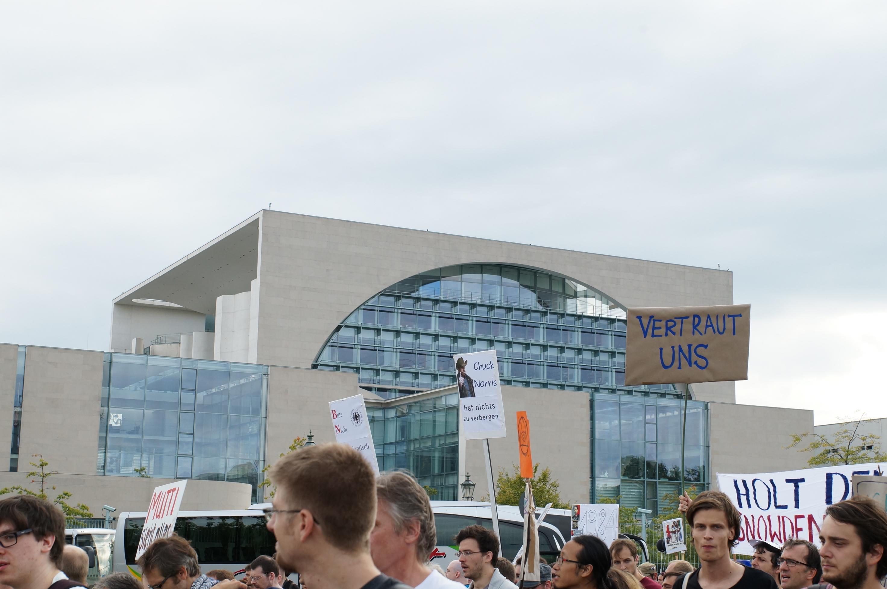 Freiheit-statt-Angst-Demo vor dem Bundeskanzleramt 2014