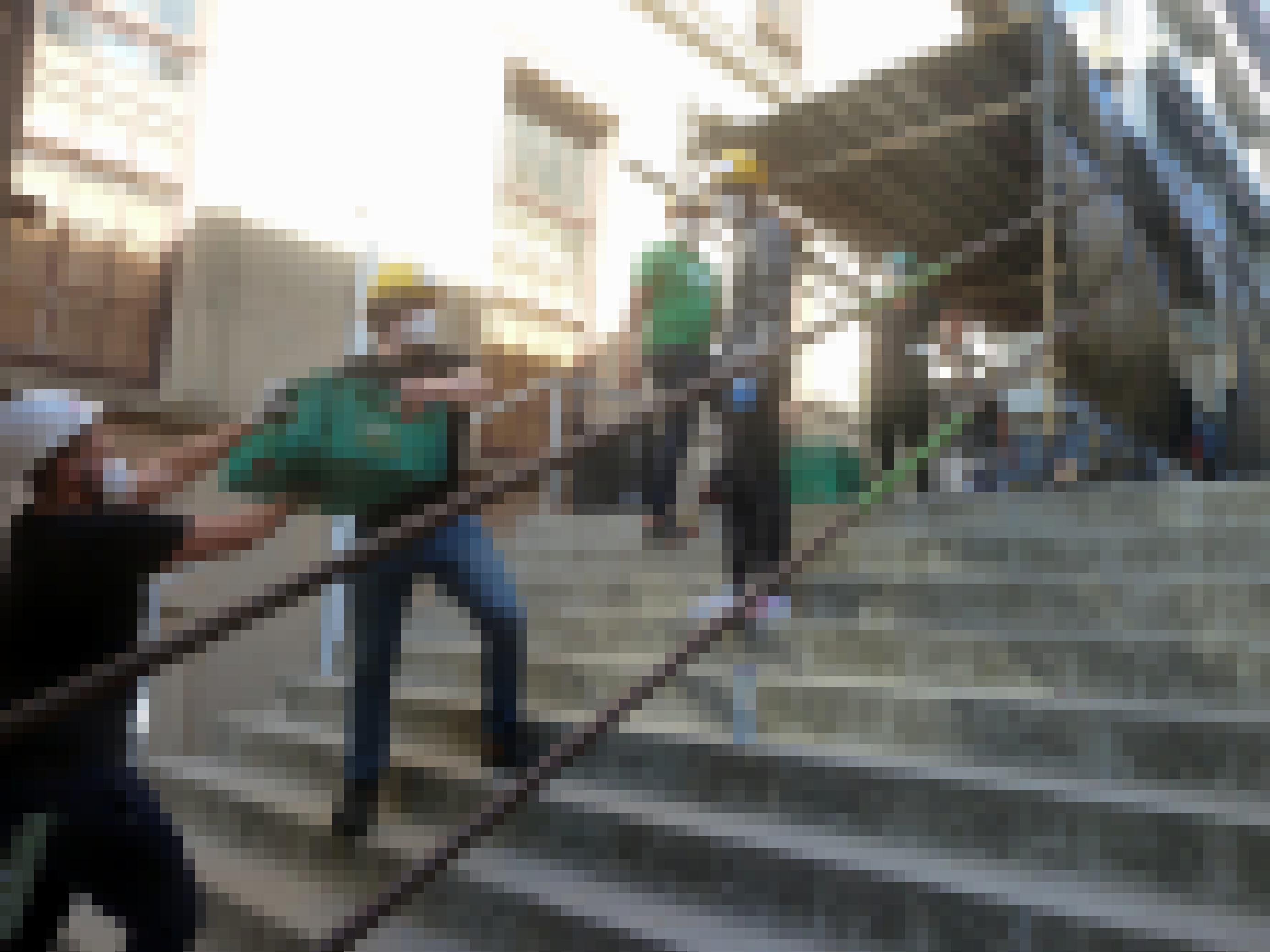 Auf einer Treppe reichen Männer Plastikkisten mit geborgenem Archivmaterial weiter