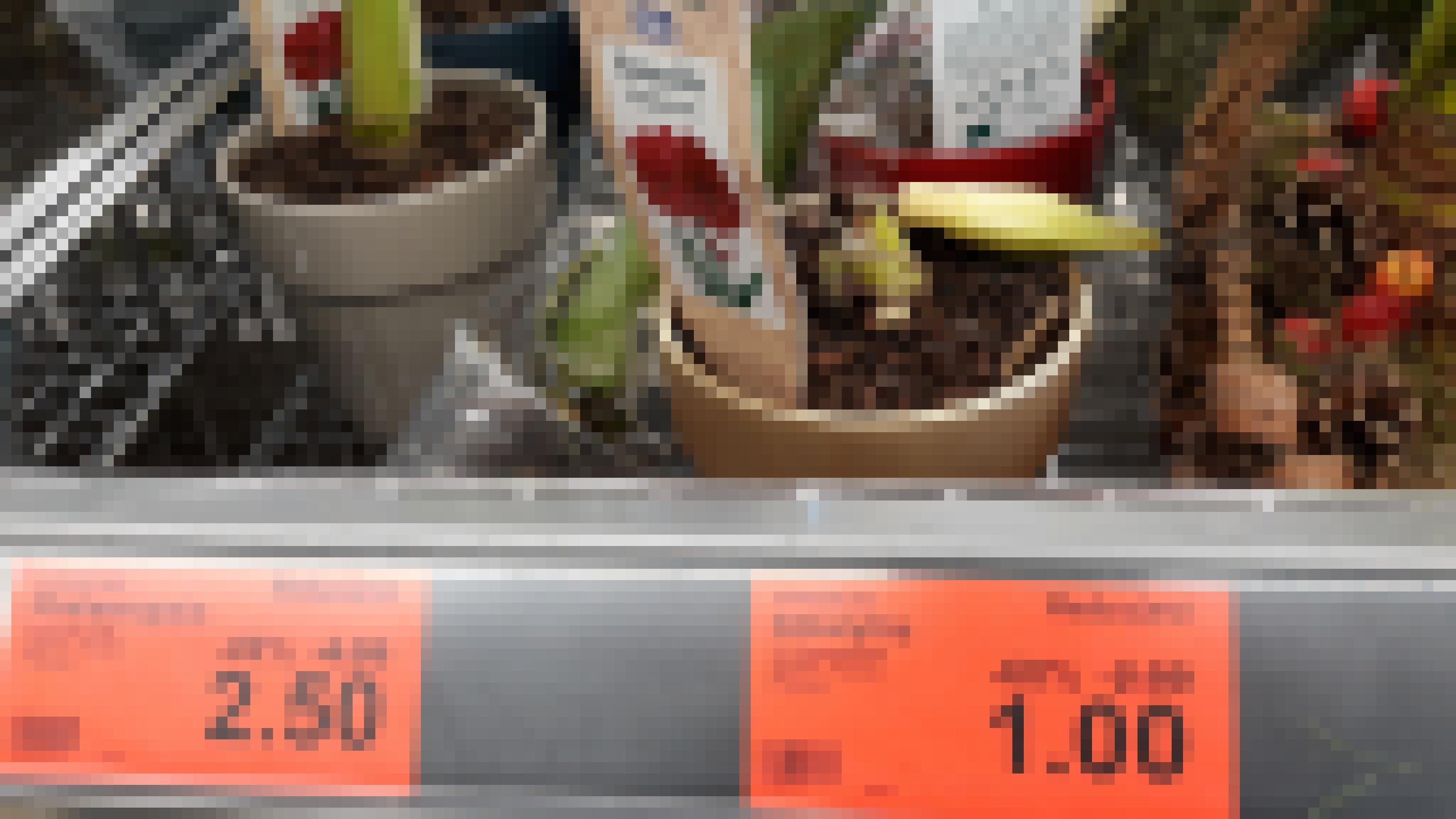 Töpfe mit Frühblühern werden im Supermarkt zum Sonderpreis angeboten.